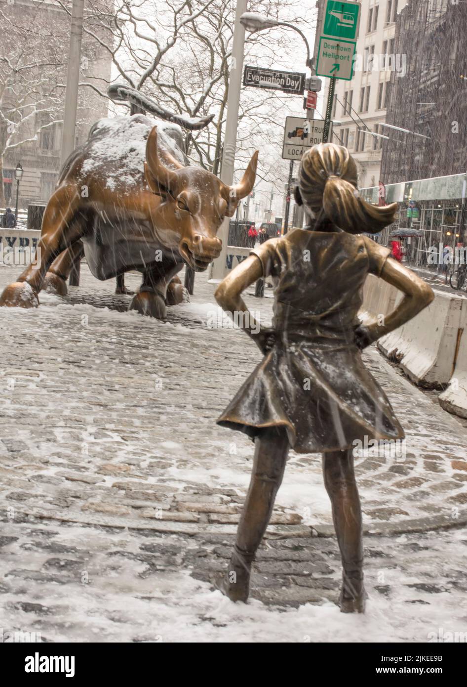 Statua della ragazza senza paura nella sua posizione precedente di fronte al Wall Street Bull, New York City USA Foto Stock