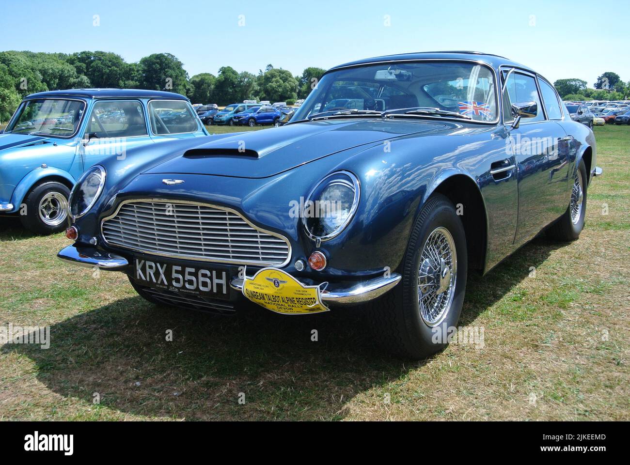 Un Aston Martin DB6 Mk2 del 1969 parcheggiato in mostra al 47th Historic Vehicle Gathering Classic Car Show, Powderham, Devon, Inghilterra, Regno Unito. Foto Stock