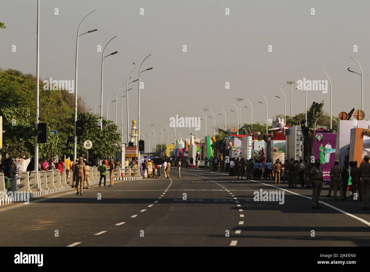 Chennai, Tamilnadu / India - Gennaio 01 2020 : funzionari e persone della polizia si stanno preparando a vedere funzioni o sfilate presso la spiaggia di Chennai Marina sull'occa Foto Stock
