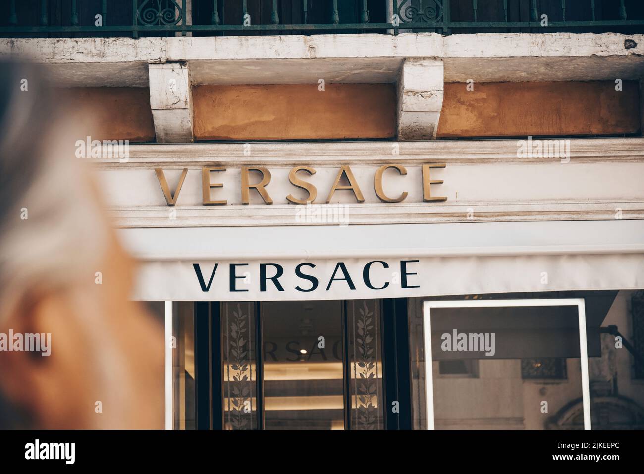 Italia. Venezia. 09.07.2022 Fashion Country, negozio di abbigliamento boutique, vendita, cartello Versace. Foto Stock