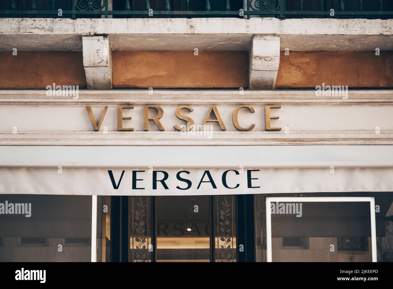 Italia. Venezia. 09.07.2022 Fashion Country, negozio di abbigliamento boutique, vendita, cartello Versace. Foto Stock