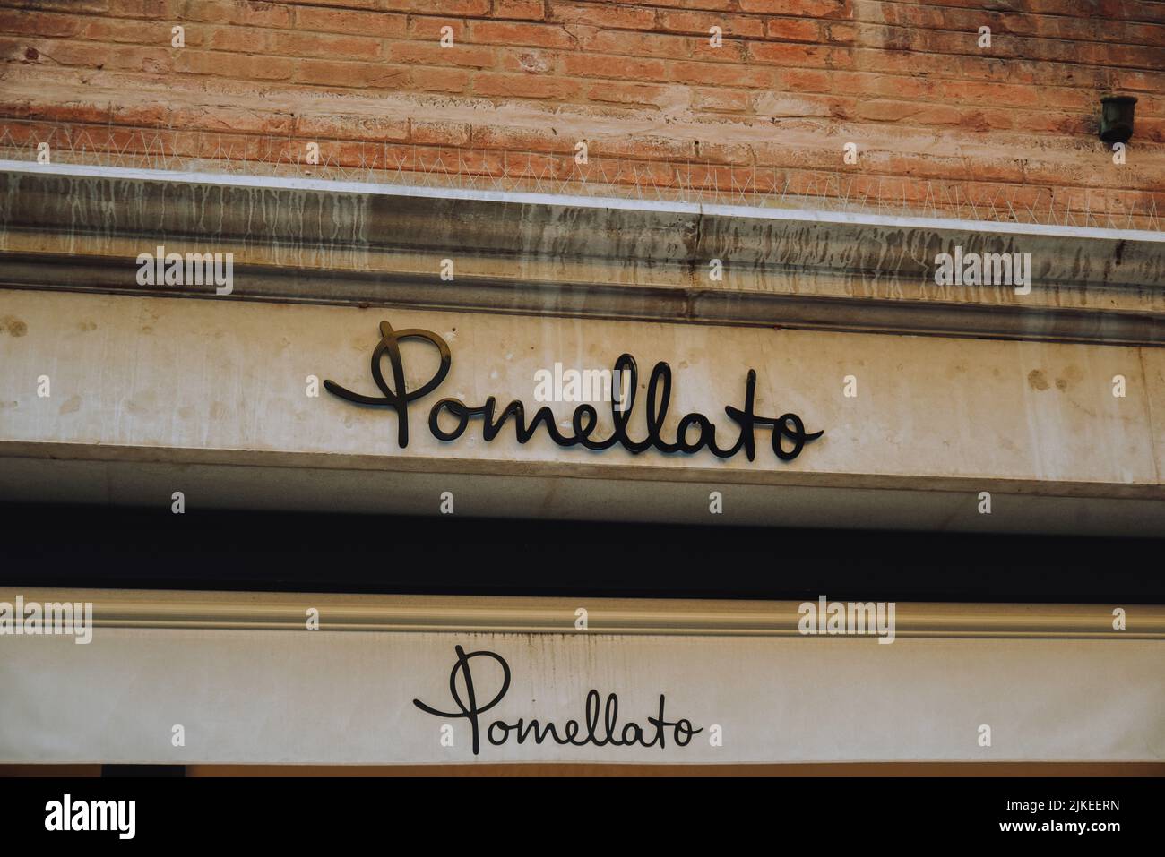Italia. Venezia. 09.07.2022 Paese di moda, boutique negozio di abbigliamento, vendita, cartello Pomellato Foto Stock