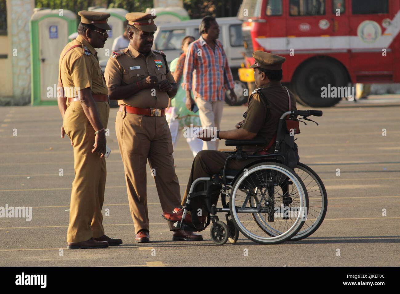 Chennai, Tamilnadu / India - Gennaio 01 2020 : ufficiale di polizia in sedia a rotelle è pronto per il parading e il controllo delle precauzioni presso la spiaggia di Chennai marina su Foto Stock