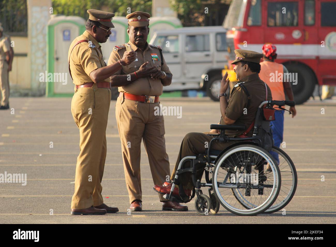 Chennai, Tamilnadu / India - Gennaio 01 2020 : ufficiale di polizia in sedia a rotelle è pronto per il parading e il controllo delle precauzioni presso la spiaggia di Chennai marina su Foto Stock