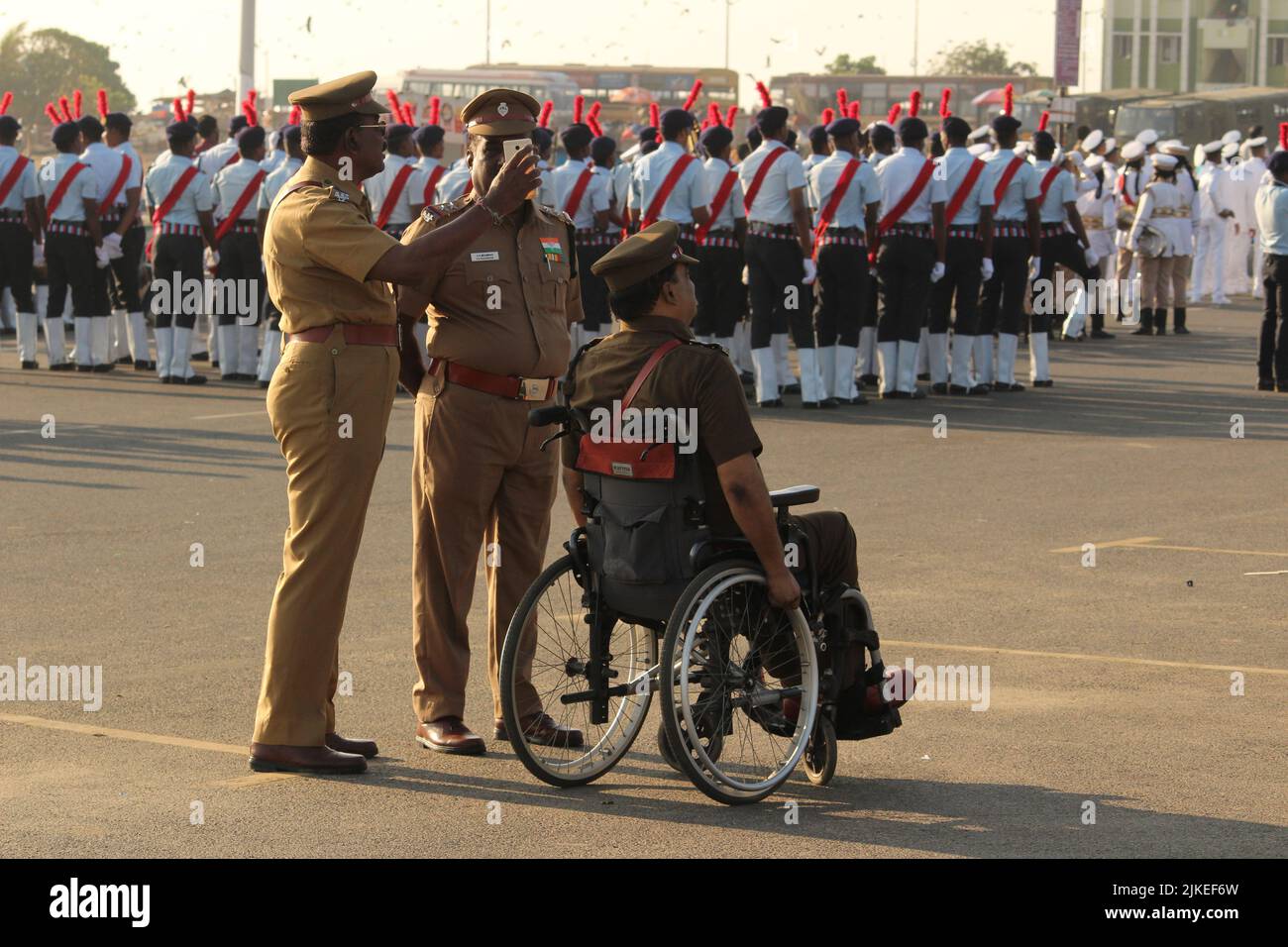 Chennai, Tamilnadu / India - Gennaio 01 2020 : ufficiale di polizia in sedia a rotelle è pronto per il parading e il controllo delle precauzioni presso la spiaggia di Chennai marina su Foto Stock