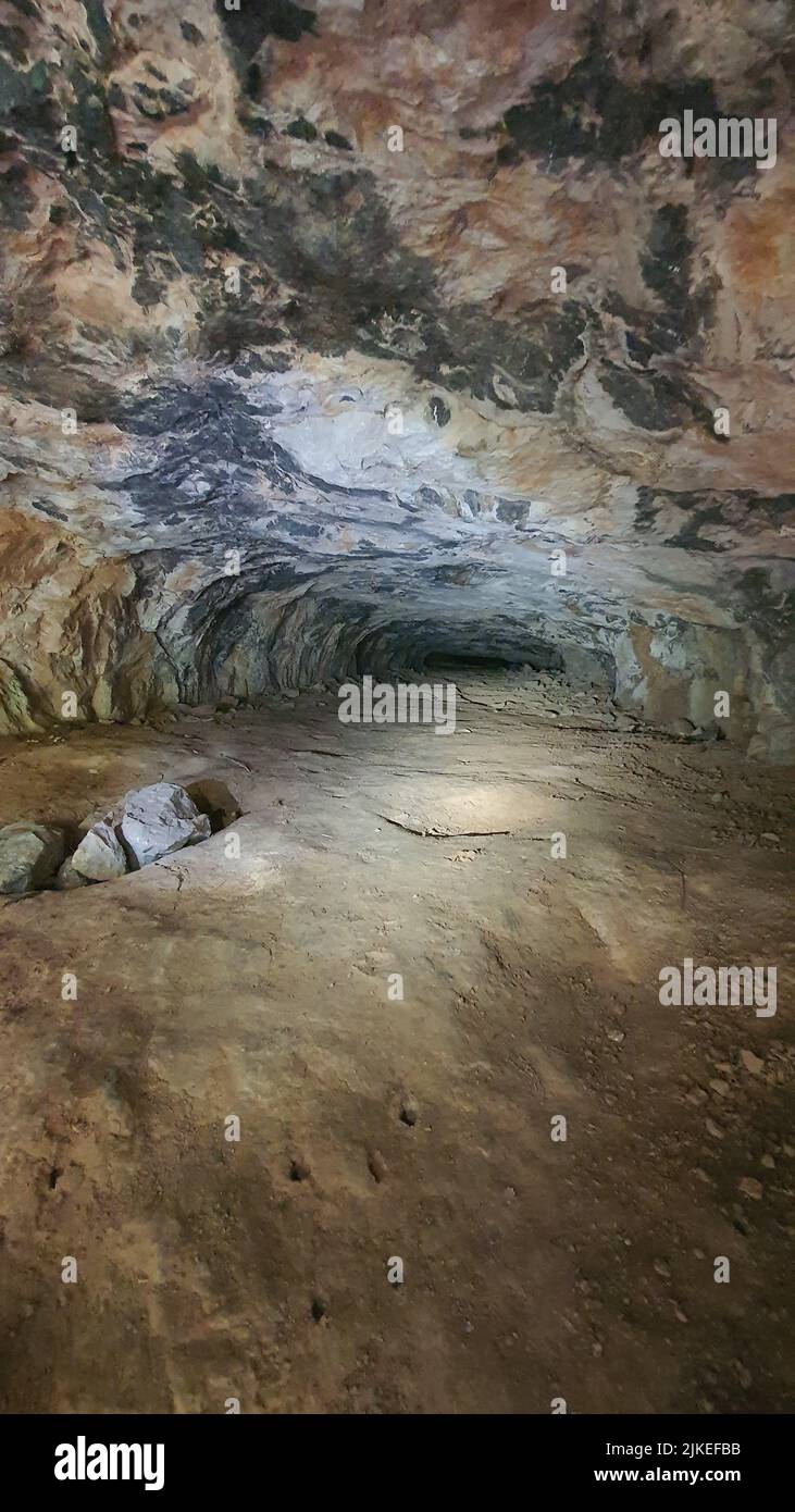 Uno scatto verticale all'interno di una grotta nella Repubblica Ceca Foto Stock