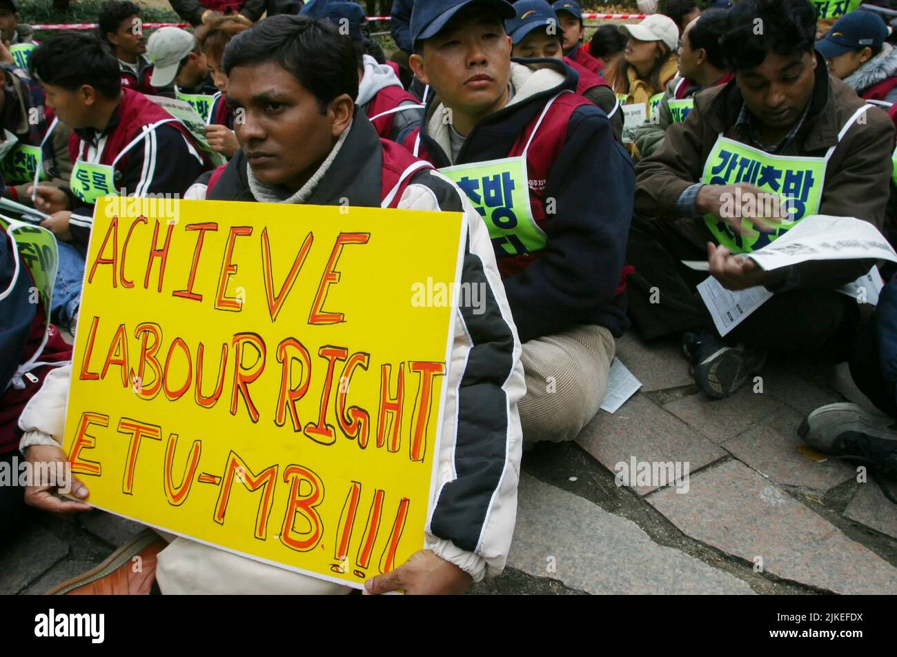 26 novembre 2003-Seoul, Corea del Sud-lavoratori migranti grida slogan rally contro la politica dei lavoratori stranieri del governo sudcoreano a Seoul, Corea del Sud. Foto Stock