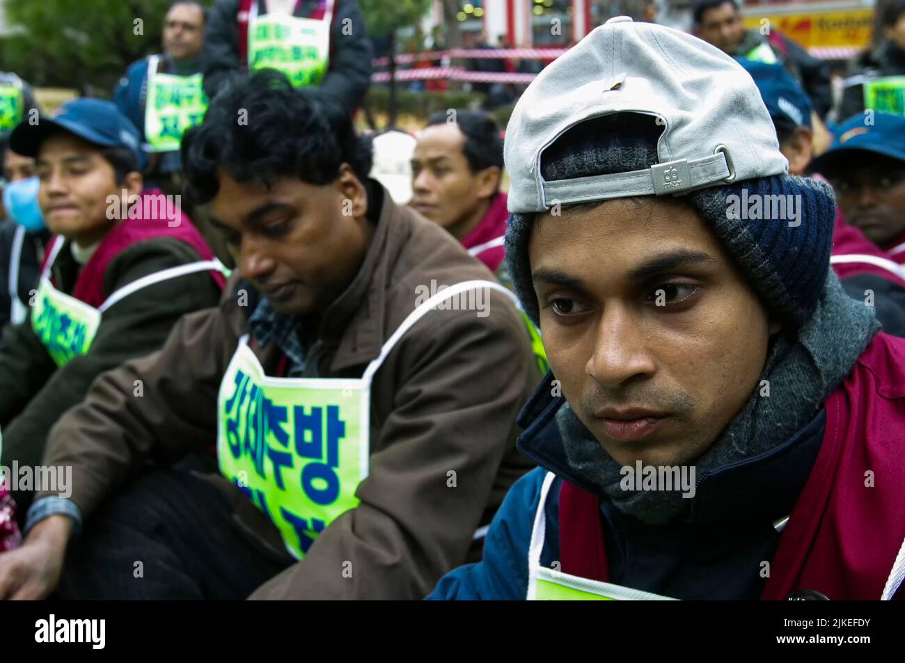 26 novembre 2003-Seoul, Corea del Sud-lavoratori migranti grida slogan rally contro la politica dei lavoratori stranieri del governo sudcoreano a Seoul, Corea del Sud. Foto Stock