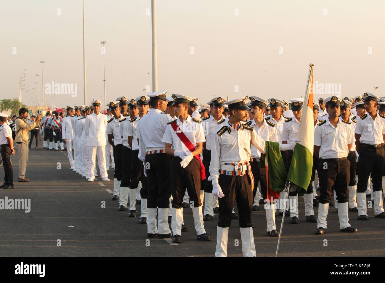 Chennai, Tamilnadu / India - Gennaio 01 2020 : scout indiani o studenti della scuola pronti per la parata alla spiaggia di Chennai marina in occasione della Repubblica dell'India Foto Stock