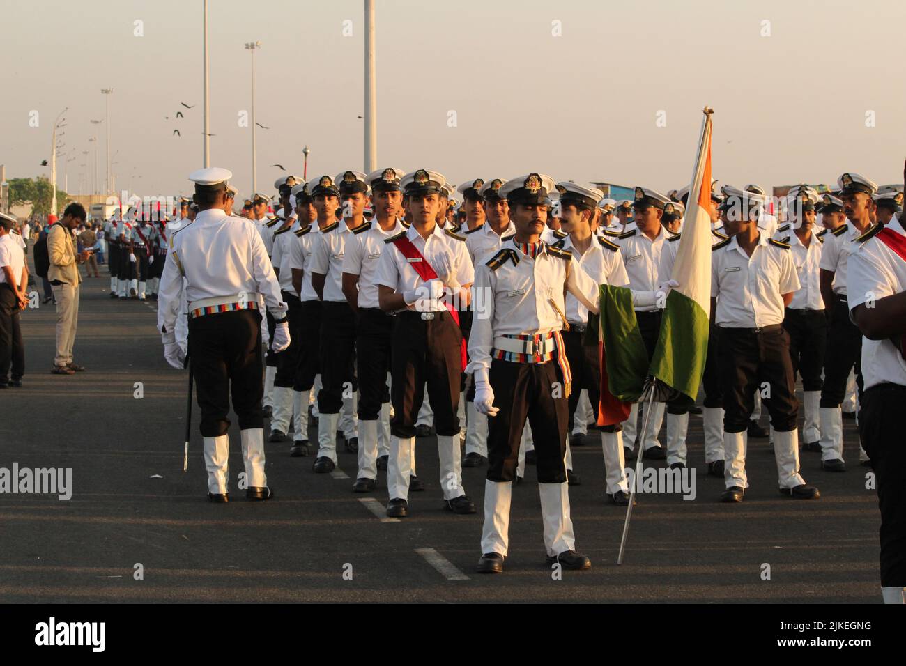 Chennai, Tamilnadu / India - Gennaio 01 2020 : scout indiani o studenti della scuola pronti per la parata alla spiaggia di Chennai marina in occasione della Repubblica dell'India Foto Stock