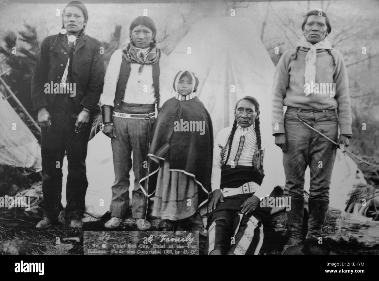 Fotografia storica in bianco e nero del gruppo di famiglia Capo Rosso Cap, Capo degli Indiani Ute, ca. 1907 Foto Stock