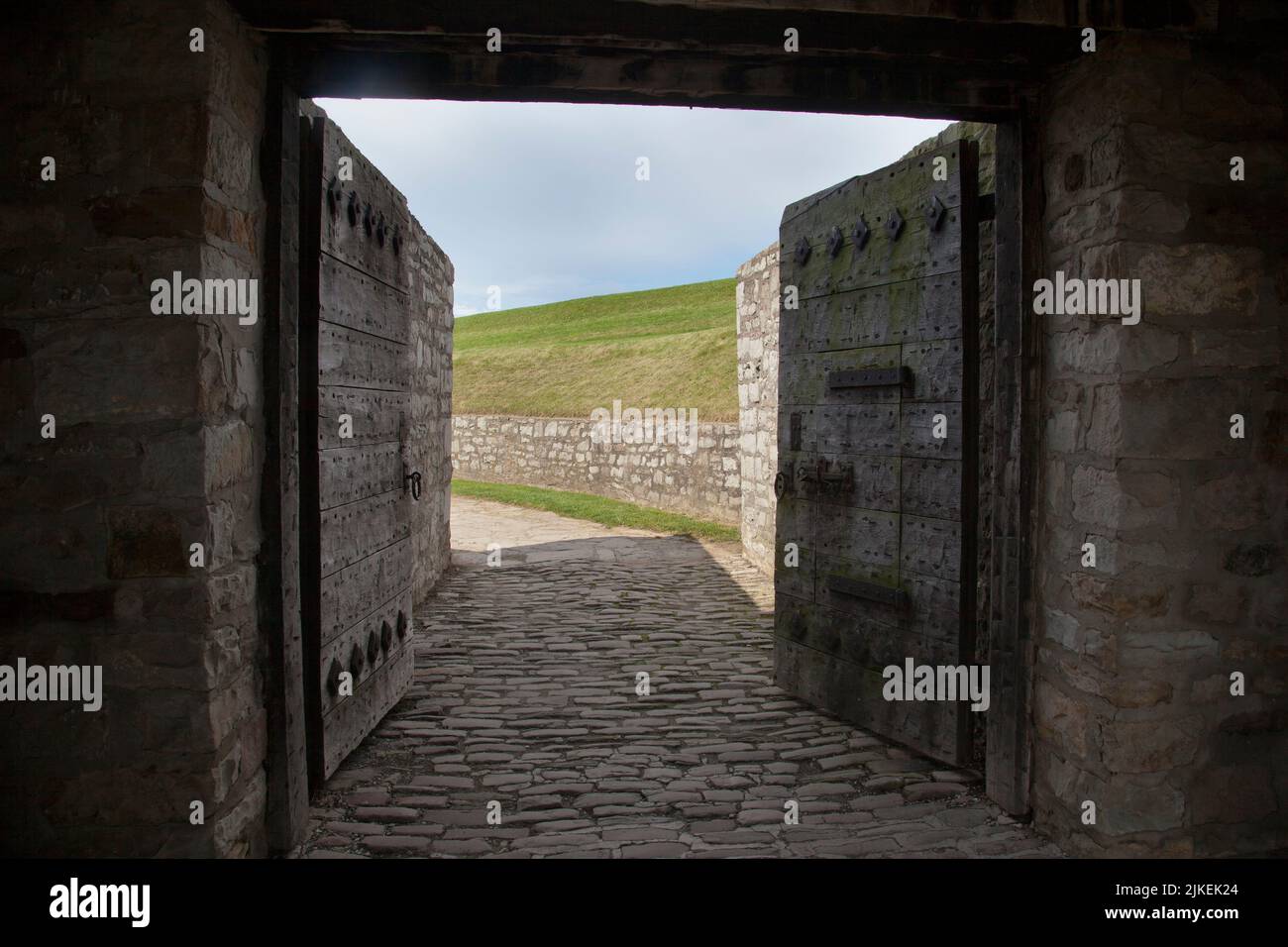 L'attraversamento del ponte ormeggia all'ingresso della fortezza di pietra all'Old Fort Niagara state Park, New York Foto Stock