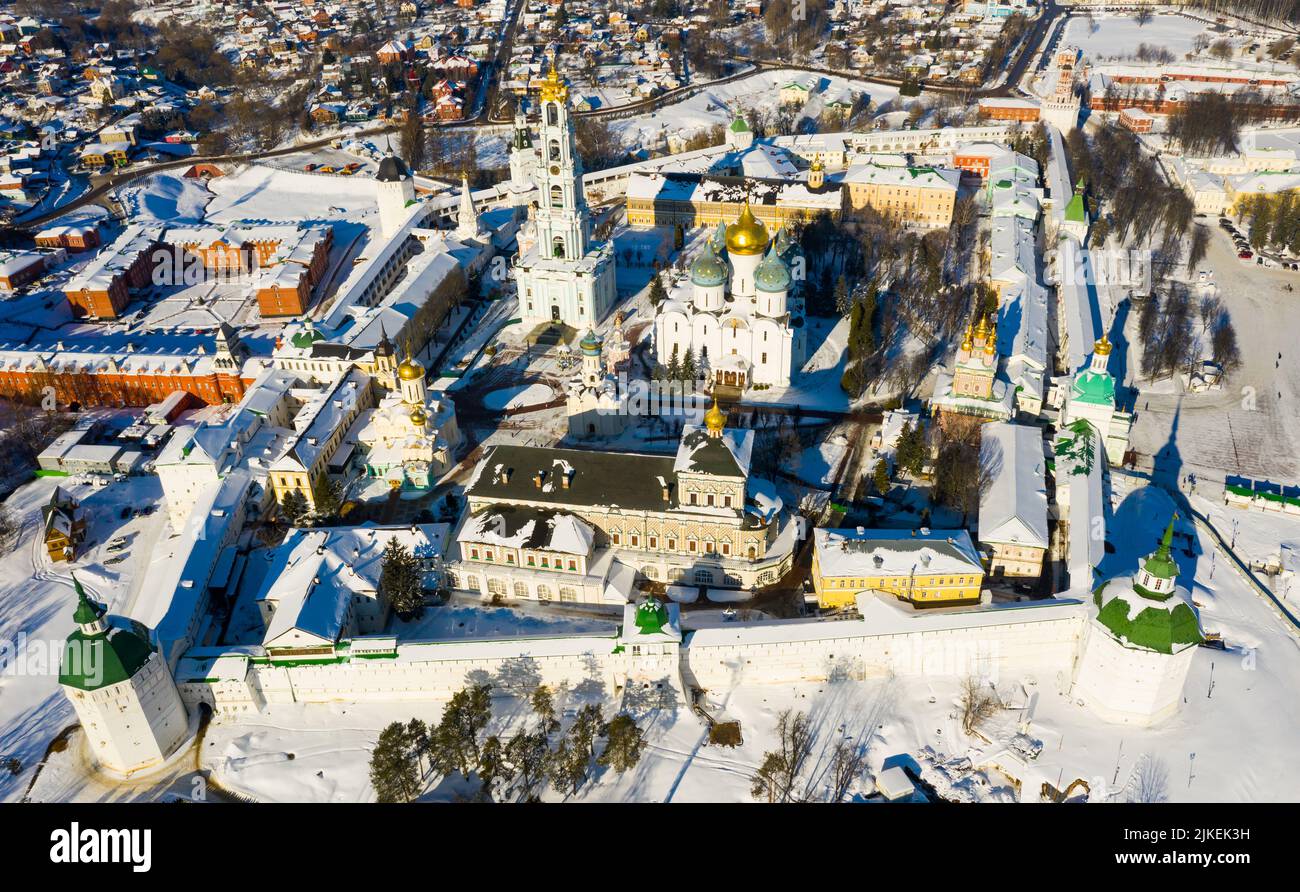 Vista dal drone della Trinity-Sergius Lavra e quartieri residenziali della città di Sergiev Posad. Foto Stock