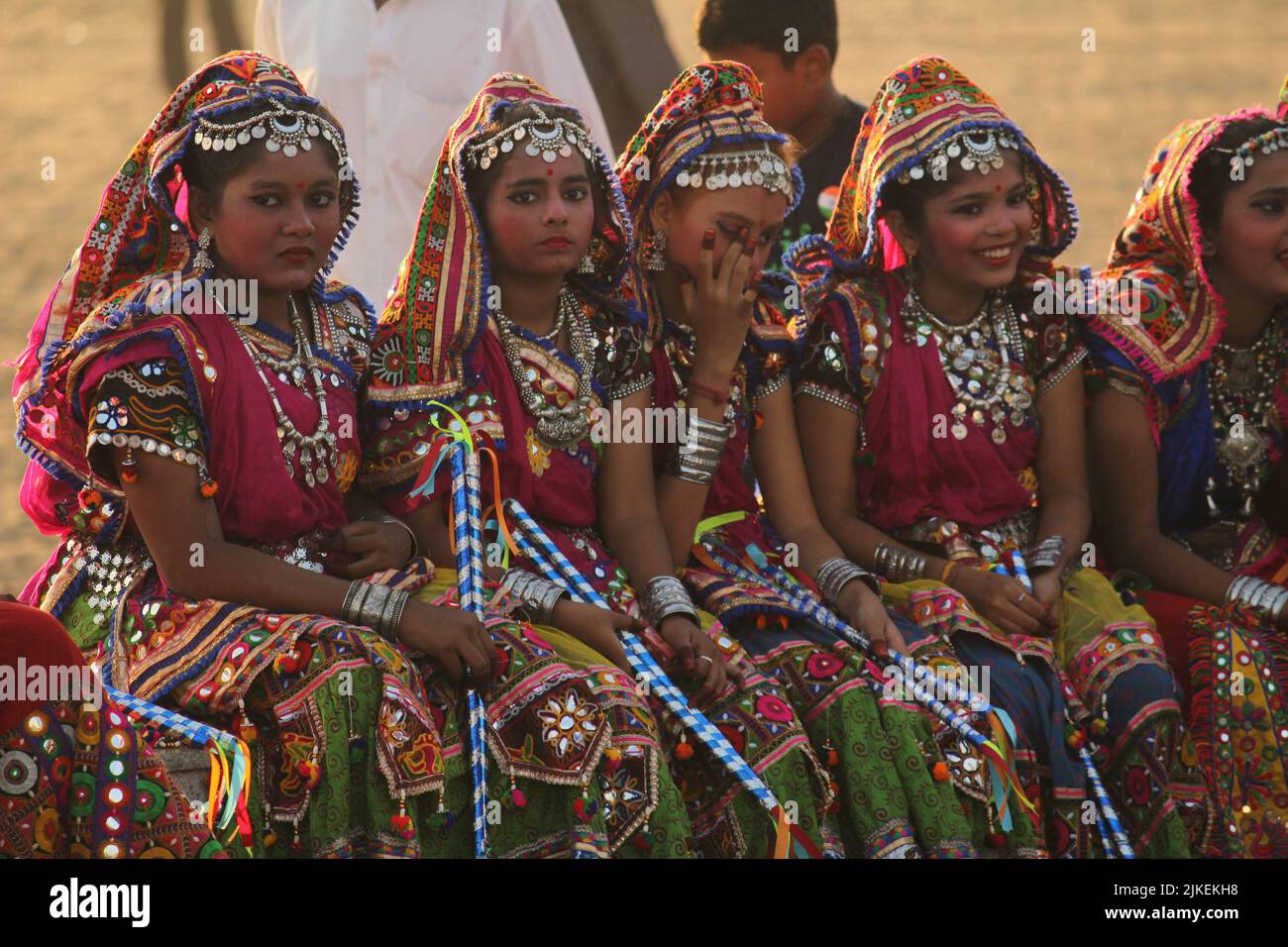 Chennai, Tamilnadu, India - Gennaio 26 2020 : gli studenti delle scuole indossano costumi colorati e presentano la loro arte e celebrano in occasione dell'indiano Foto Stock