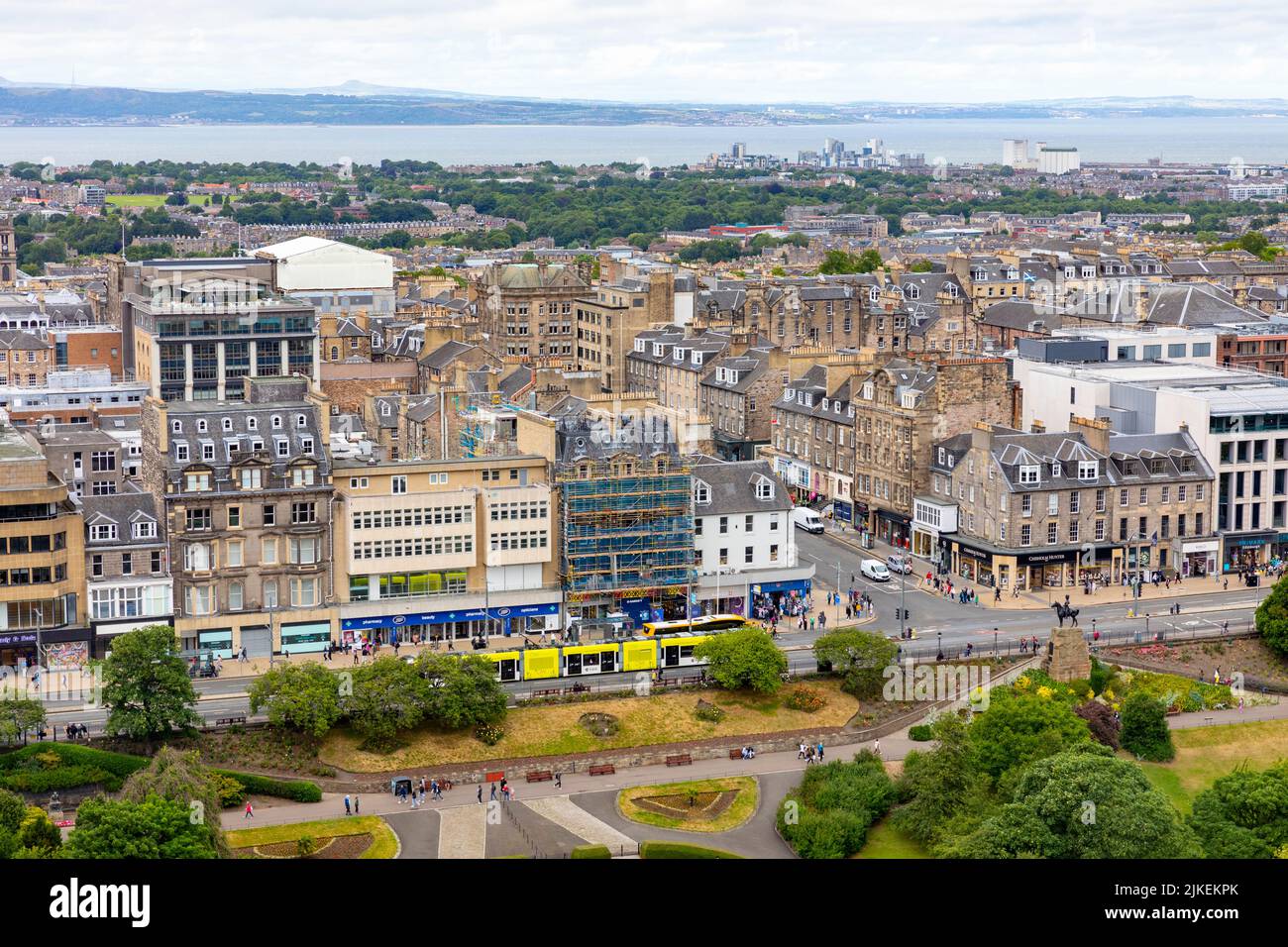Panorama urbano di Edimburgo visto dal Castello di Edimburgo, vista sulla città nuova di edimburgo, Princes Street e verso Fife, Scozia, UK, estate 2022 Foto Stock
