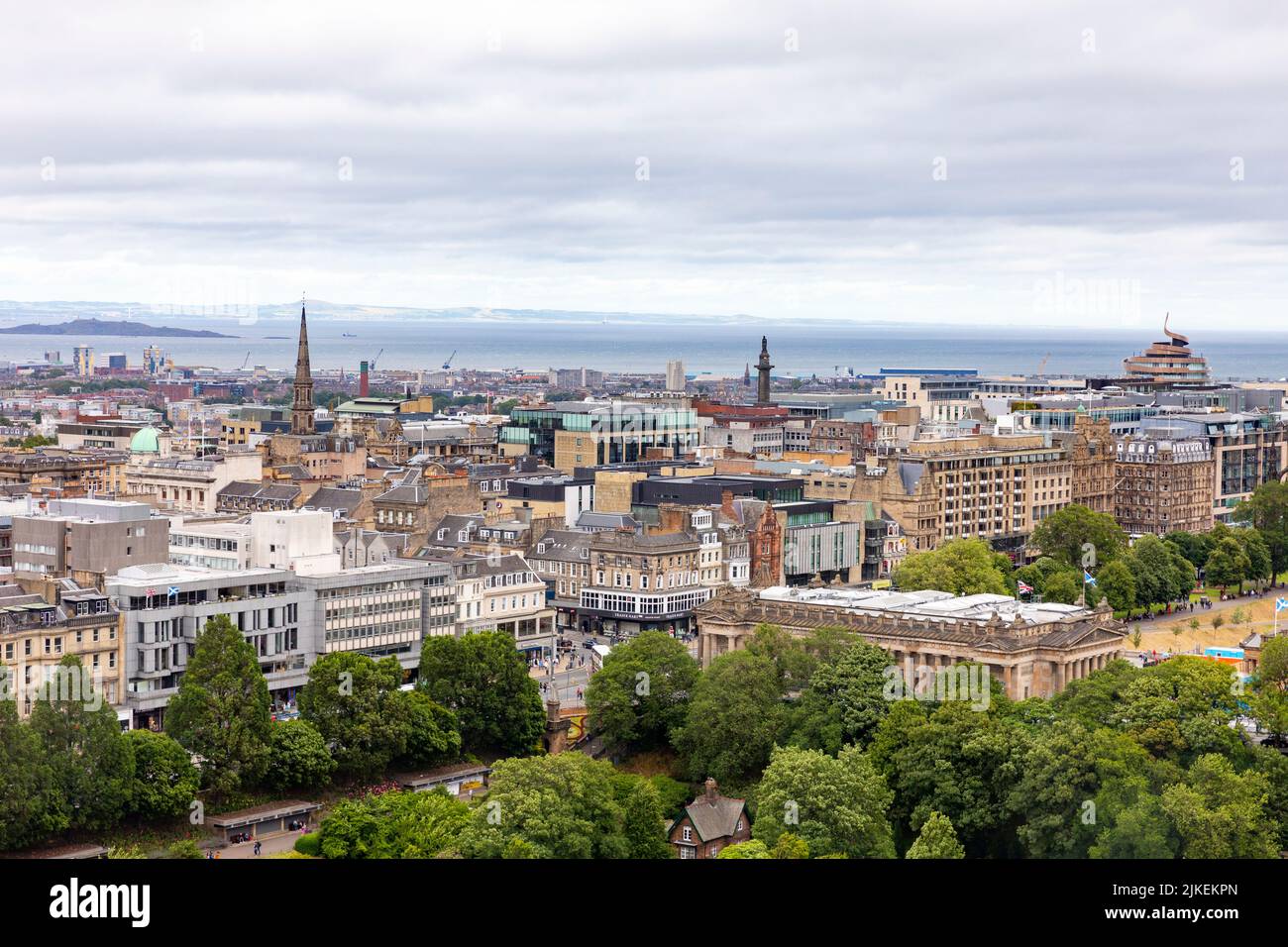 Città di Edimburgo vista dal Castello di Edimburgo, estate 2022, Scozia, Gran Bretagna, Regno Unito Foto Stock