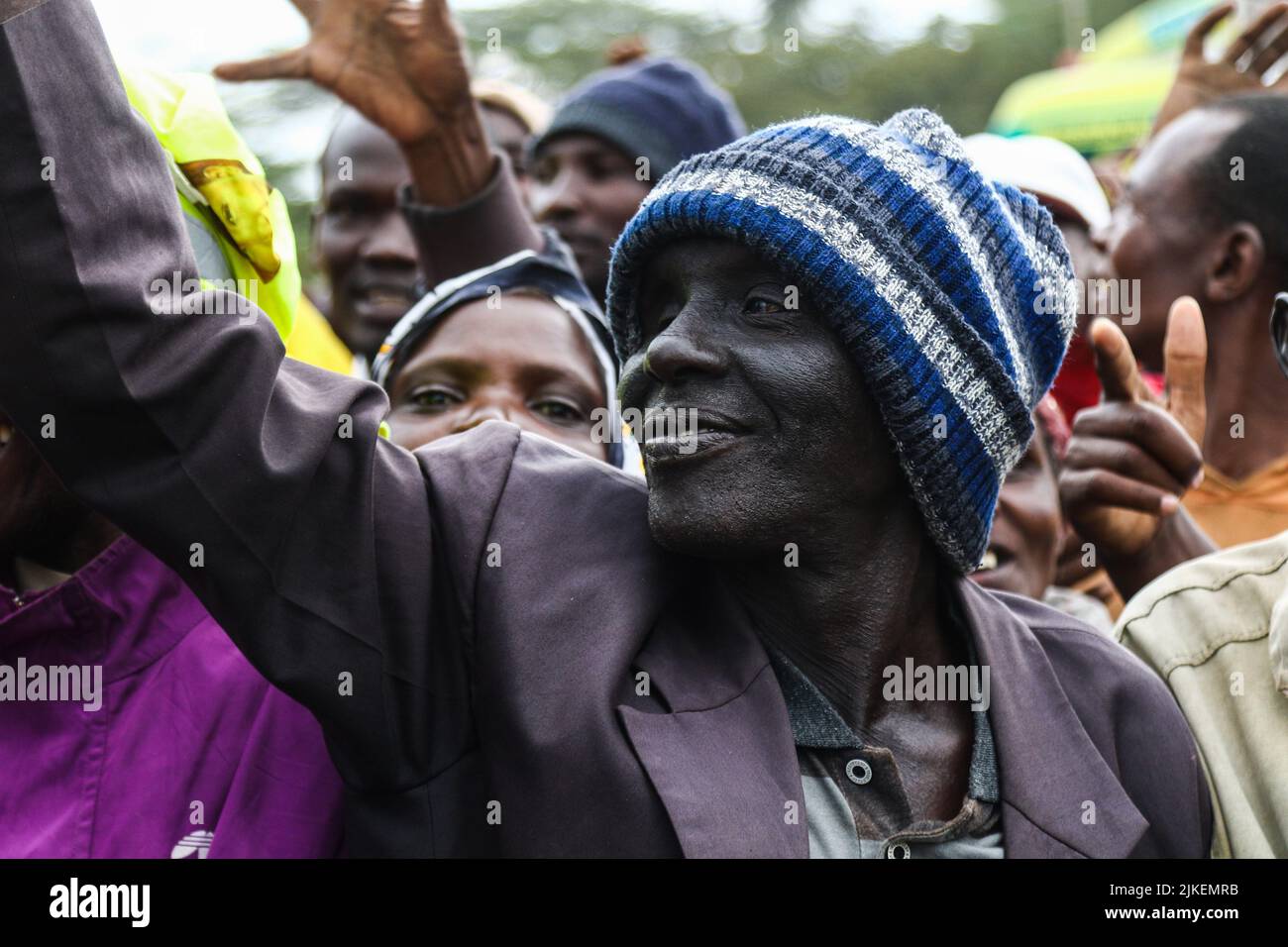 Nakuru, Kenya. 01st ago 2022. Un sostenitore dell'Alleanza politica Kwanza del Kenya reagisce durante un raduno elettorale nel Centro commerciale di Sargaa prima delle elezioni generali. Il Kenya si sta dirigendo verso una gara presidenziale altamente contestata, con sondaggi di opinione che mostrano Raila Odinga e William come i primi corridori in un'elezione con quattro candidati presidenziali. Credit: SOPA Images Limited/Alamy Live News Foto Stock