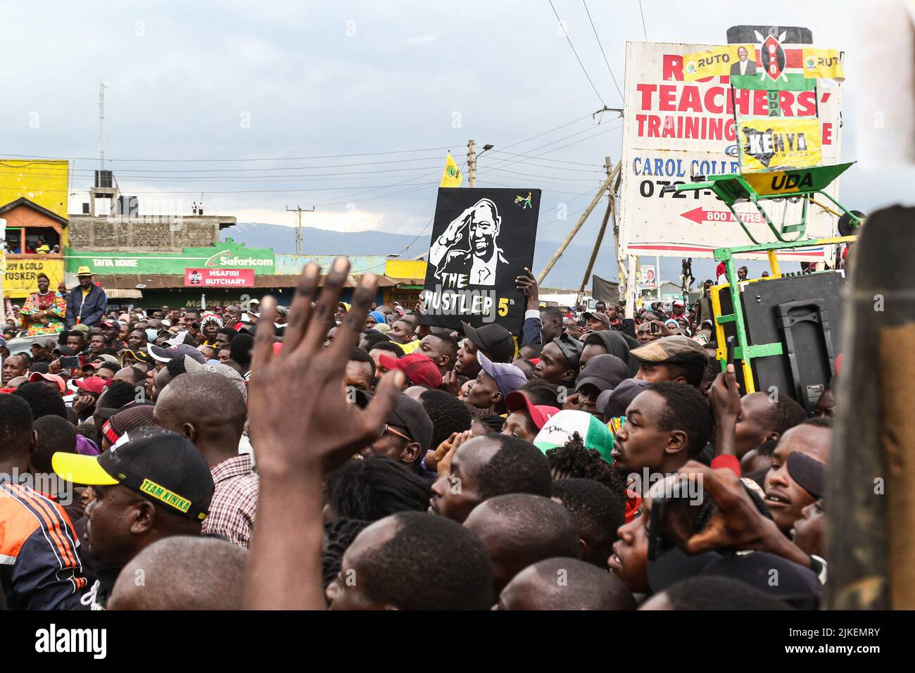 Nakuru, Kenya. 01st ago 2022. I sostenitori dell'Alleanza politica Kwanza del Kenya reagiscono durante un raduno elettorale nel Sargaa Trading Center prima delle elezioni generali. Il Kenya si sta dirigendo verso una gara presidenziale altamente contestata, con sondaggi di opinione che mostrano Raila Odinga e William come i primi corridori in un'elezione con quattro candidati presidenziali. Credit: SOPA Images Limited/Alamy Live News Foto Stock