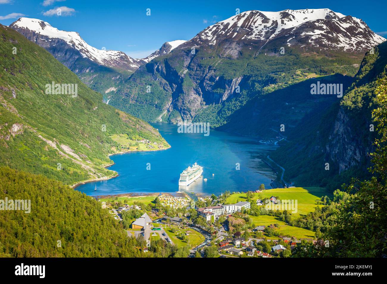 Sopra il fiordo di Gieranger, nave e villaggio, Norvegia, Nord Europa Foto Stock