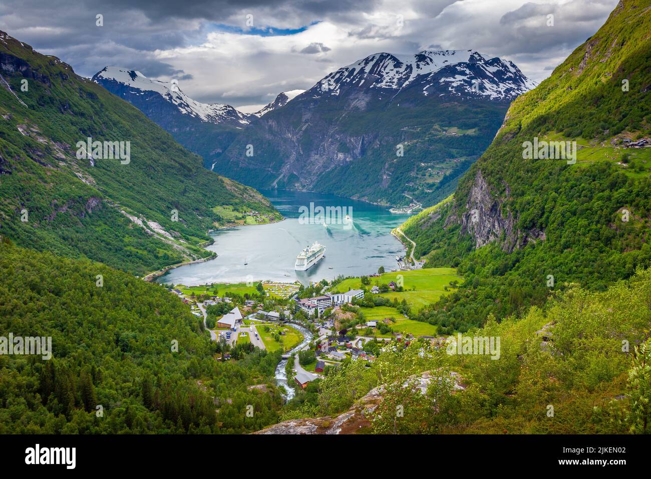 Sopra il fiordo di Gieranger, nave e villaggio, Norvegia, Nord Europa Foto Stock