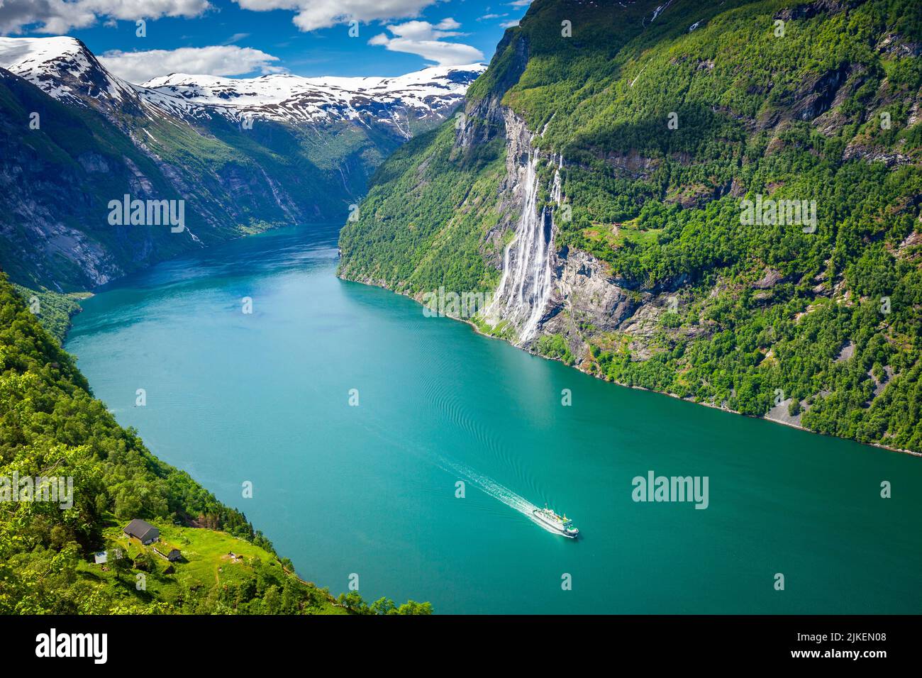 Nave traghetto che attraversa Geirangerfjord e le cascate di Seven Sisters, Norvegia Foto Stock