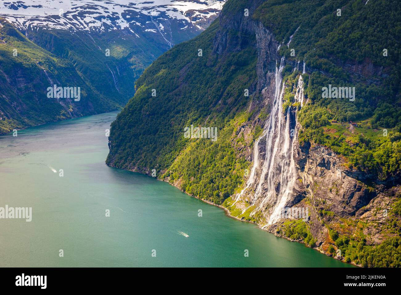 Nave traghetto che attraversa Geirangerfjord e le cascate di Seven Sisters, Norvegia Foto Stock