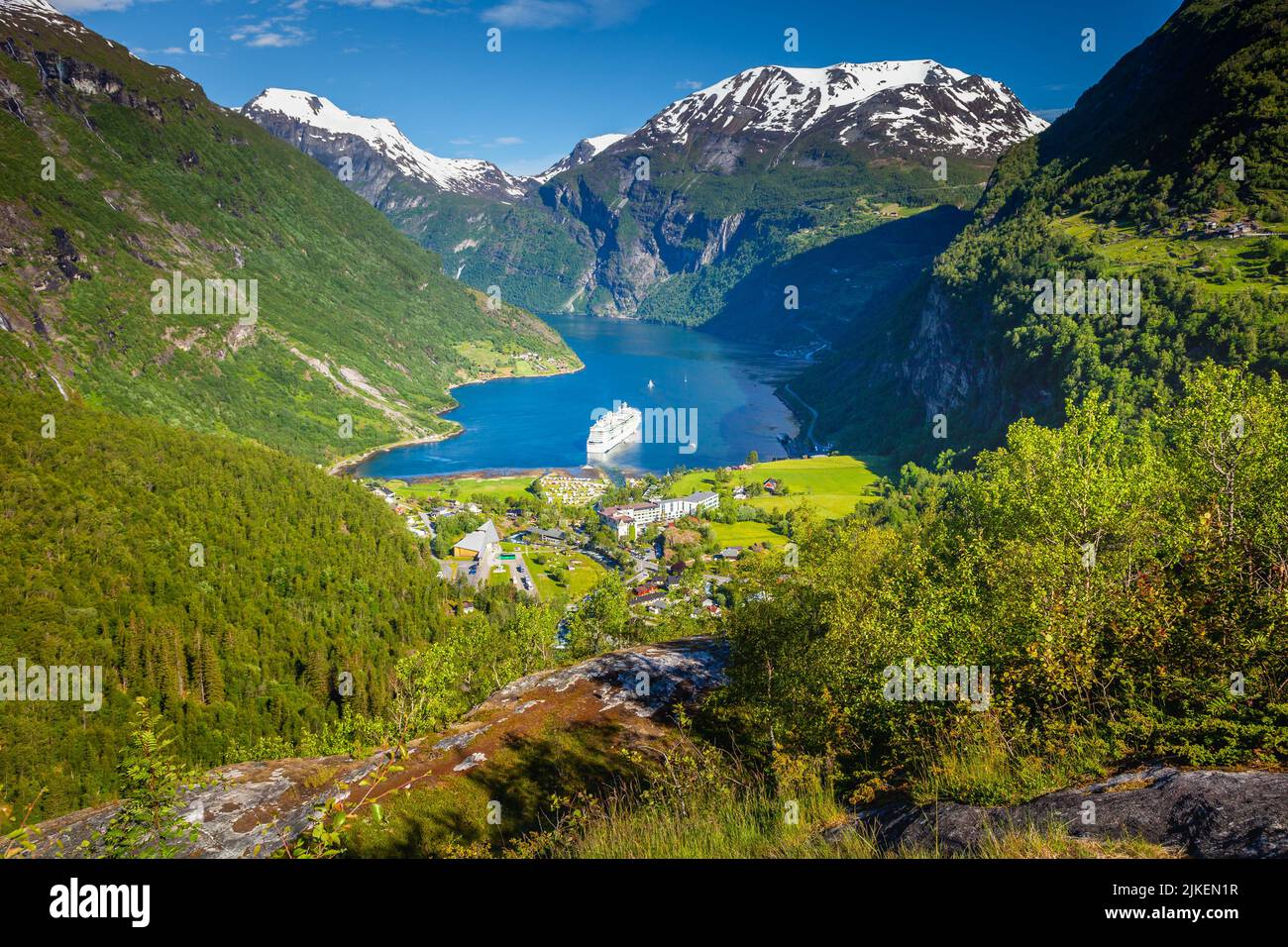 Sopra il fiordo di Gieranger, nave e villaggio, Norvegia, Nord Europa Foto Stock