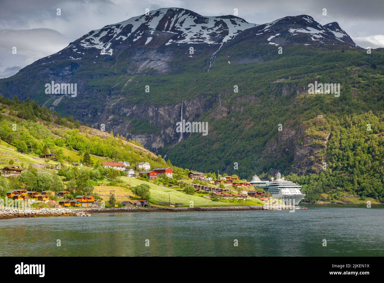 Fiordo di Gieranger in primavera, nave e villaggio, Norvegia, Nord Europa Foto Stock