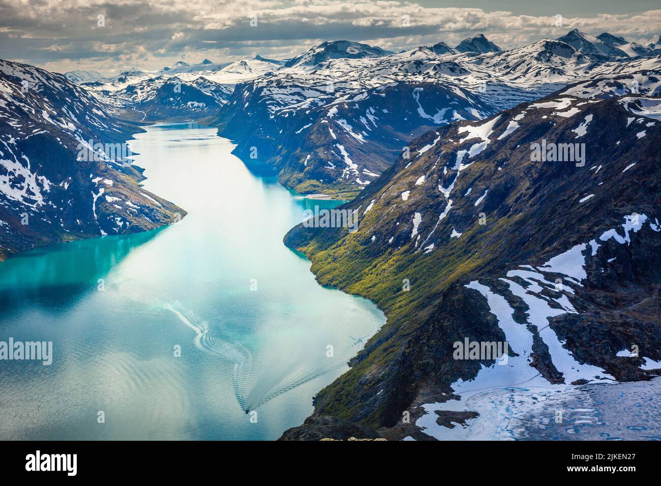 Besseggen cresta sopra il lago Gjende in Jotunheimen, Norvegia, Nord Europa Foto Stock