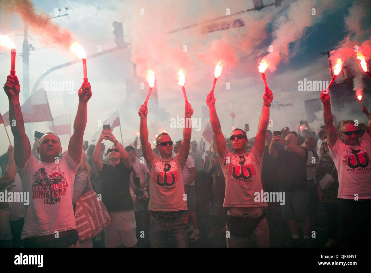 Varsavia, Polonia. 01st ago 2022. I partecipanti tengono fiamme brucianti per commemorare il 78th° anniversario dell'insurrezione di Varsavia. Migliaia di persone hanno partecipato a una marcia organizzata dalle organizzazioni nazionaliste per celebrare il 75th° anniversario della rivolta di Varsavia. L'insurrezione di Varsavia (Powstanie Warszawskie) fu la più grande operazione militare da parte di qualsiasi movimento di resistenza in Europa contro gli occupanti tedeschi nazisti durante la seconda guerra mondiale Credit: SOPA Images Limited/Alamy Live News Foto Stock