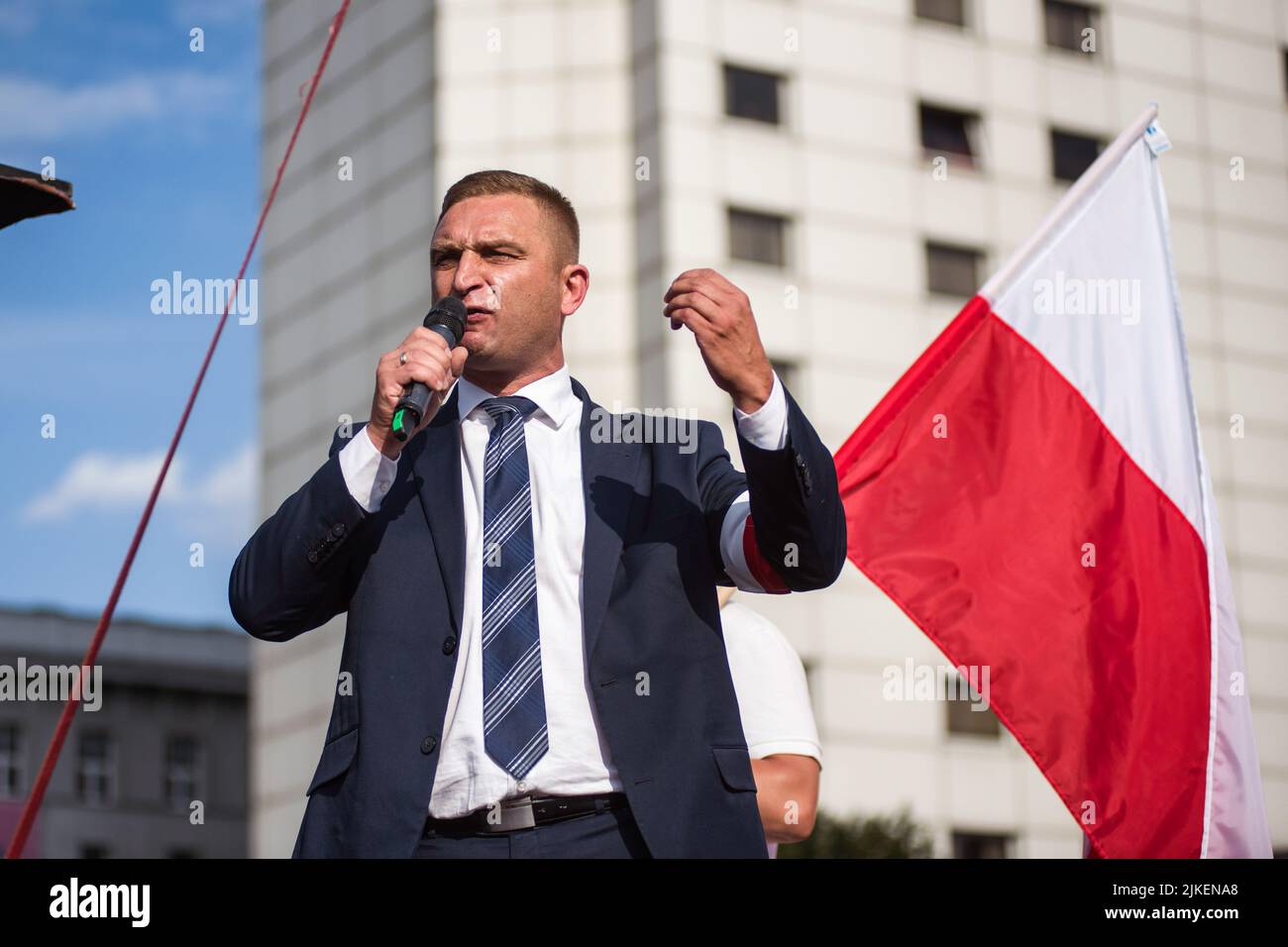 Varsavia, Polonia. 01st ago 2022. Robert Bakiewicz, leader dell'Independence March Association parla durante la marcia a Varsavia. Migliaia di persone hanno partecipato a una marcia organizzata dalle organizzazioni nazionaliste per celebrare il 75th° anniversario della rivolta di Varsavia. L'insurrezione di Varsavia (Powstanie Warszawskie) fu la più grande operazione militare da parte di qualsiasi movimento di resistenza in Europa contro gli occupanti tedeschi nazisti durante la seconda guerra mondiale Credit: SOPA Images Limited/Alamy Live News Foto Stock