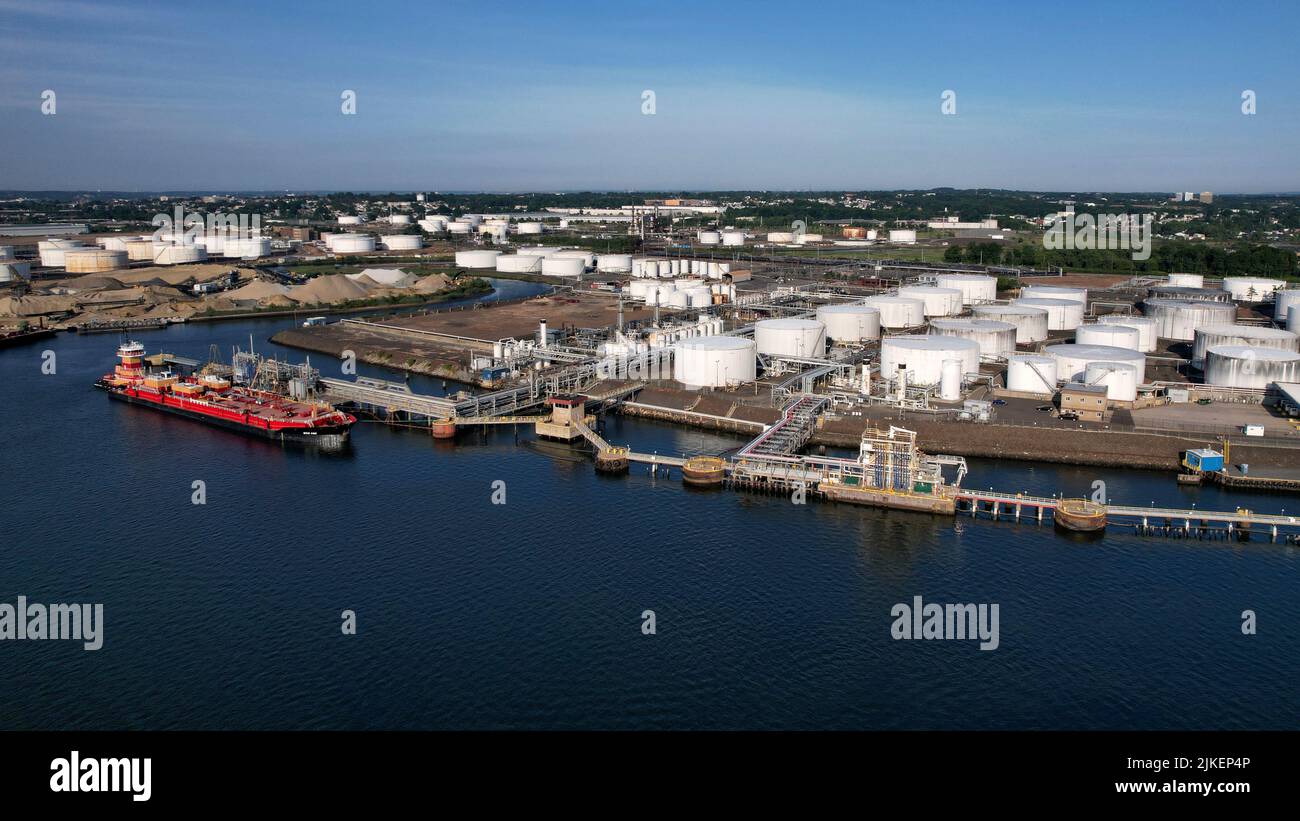 Vista aerea della raffineria petrolifera e dei serbatoi lungo l'Arthur Kill a Carteret, New Jersey Foto Stock