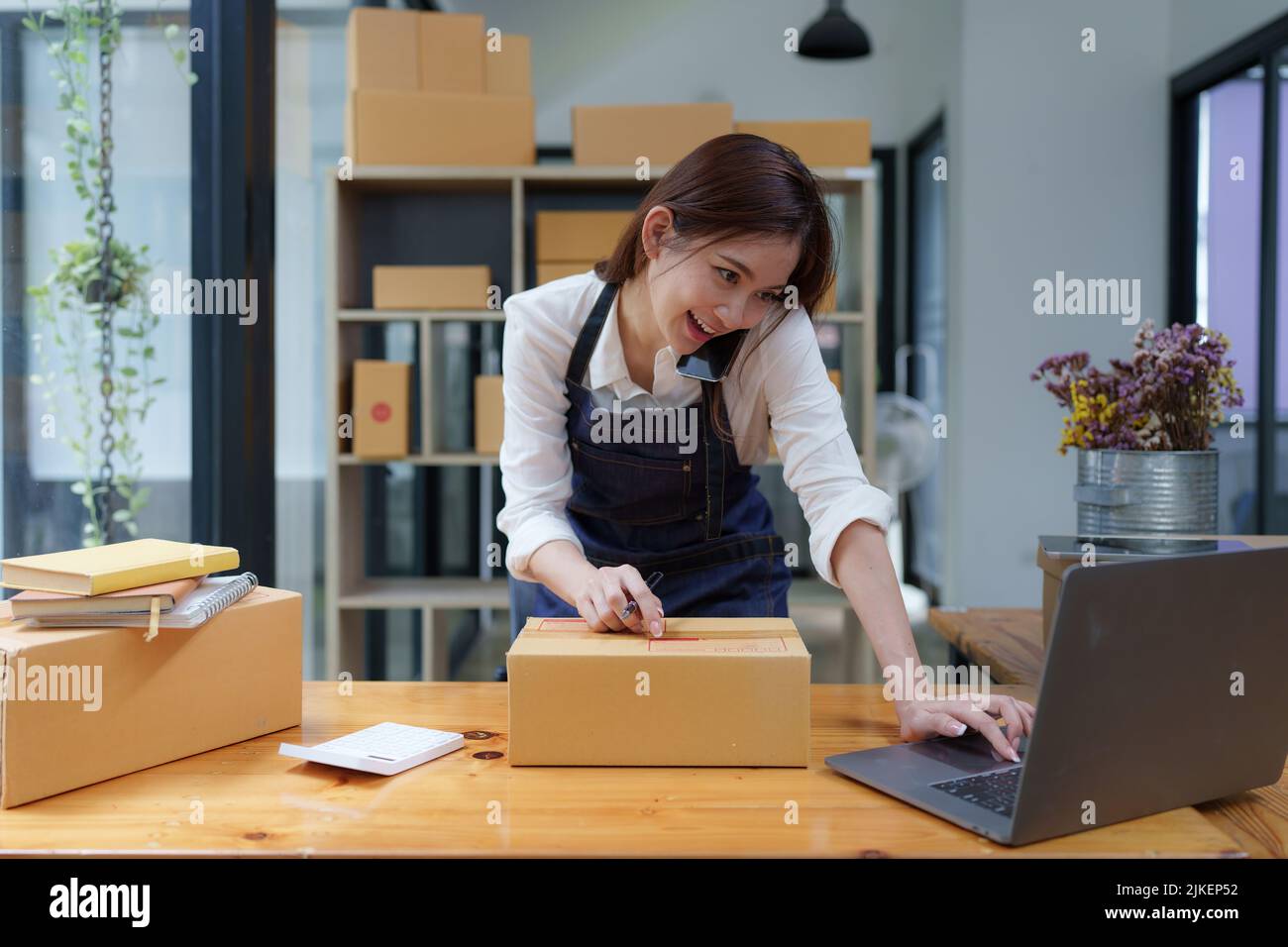 Attraente imprenditore asiatico business donna controllo ordine. Foto Stock