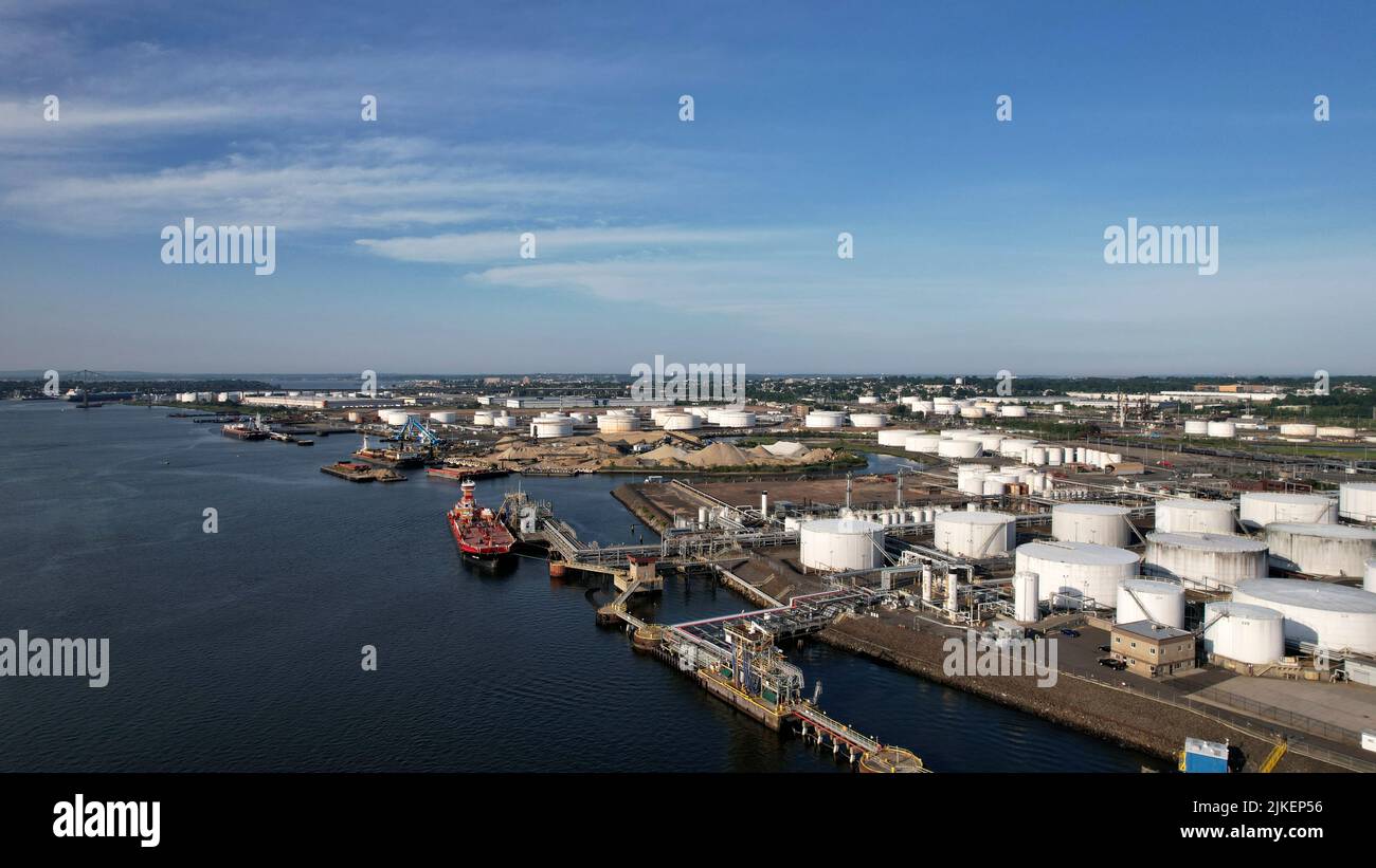 Vista aerea della raffineria petrolifera e dei serbatoi lungo l'Arthur Kill a Carteret, New Jersey Foto Stock