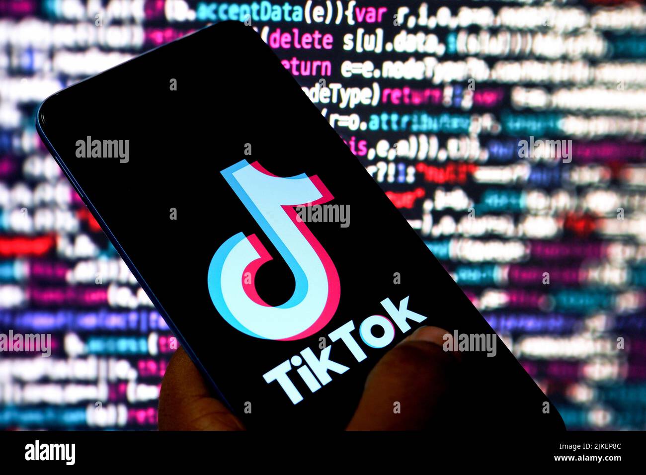 India. 01st ago 2022. In questa figura, sullo smartphone viene visualizzato un logo Tiktok. (Foto di Avishek Das/SOPA Images/Sipa USA) Credit: Sipa USA/Alamy Live News Foto Stock