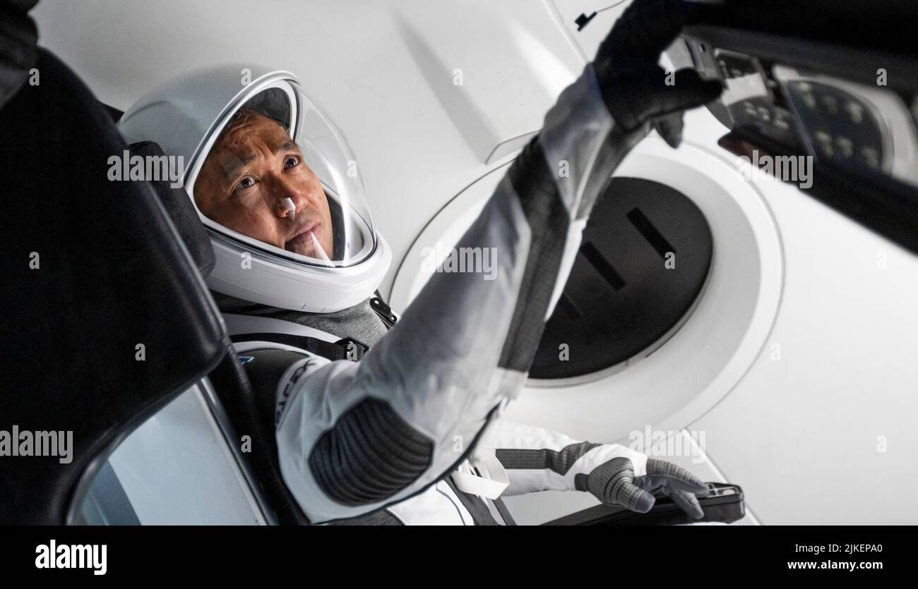 Houston, Vereinigte Staaten. 27th giugno 2022. L'astronauta di JAXA Koichi Wakata indossa una tuta SpaceX per il lancio e l'ingresso mentre prende dimestichezza con la navicella spaziale Crew Dragon che porterà Wakata e i suoi compagni di squadra alla Stazione spaziale Internazionale come parte della missione SpaceX Crew-5 della NASA alla Stazione spaziale Internazionale. Credit: NASA via CNP/dpa/Alamy Live News Foto Stock
