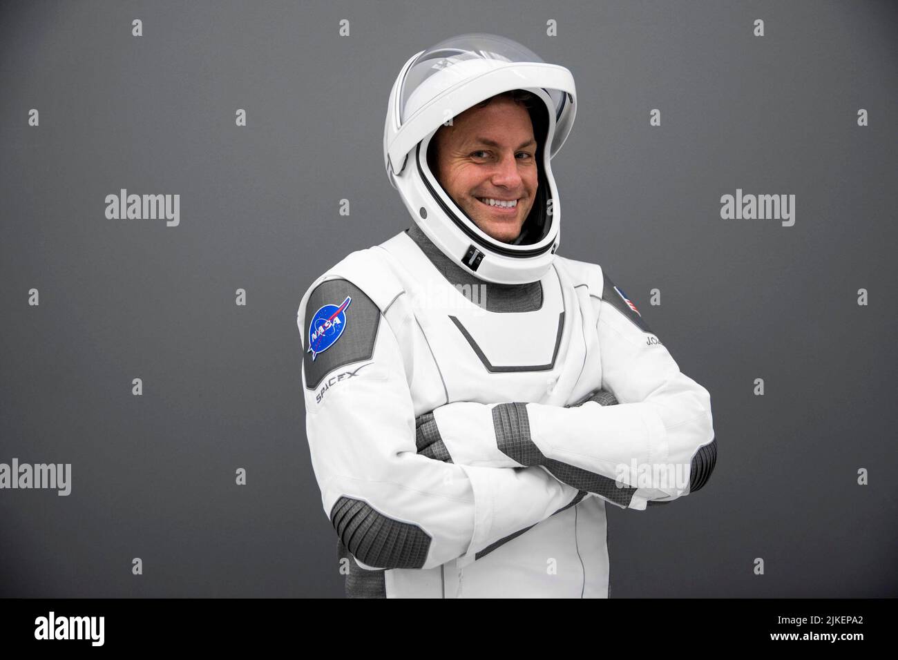 Houston, Vereinigte Staaten. 14th giugno 2022. L'astronauta della NASA Josh Cassada si pone per una foto indossando un abito da lancio e da ingresso allo SpaceX di Hawthorne, California, durante un allenamento per il suo prossimo viaggio alla Stazione spaziale Internazionale come parte della missione SpaceX Crew-5 della NASA. Credit: NASA via CNP/dpa/Alamy Live News Foto Stock
