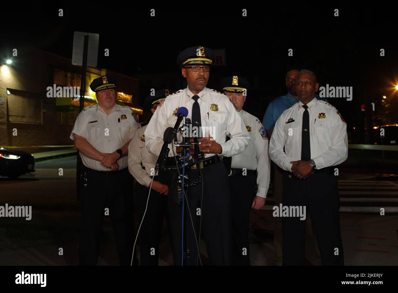 Washington, DC, 01 ago 2022, DC Metropolitan Police Chief Robert J. Contee III si rivolge ai mezzi di informazione sulla scia di un tiro di massa nel quartiere di Kingman Park che ha lasciato un morto e sei feriti. Credit: Philip Yabut/Alamy Live News Foto Stock