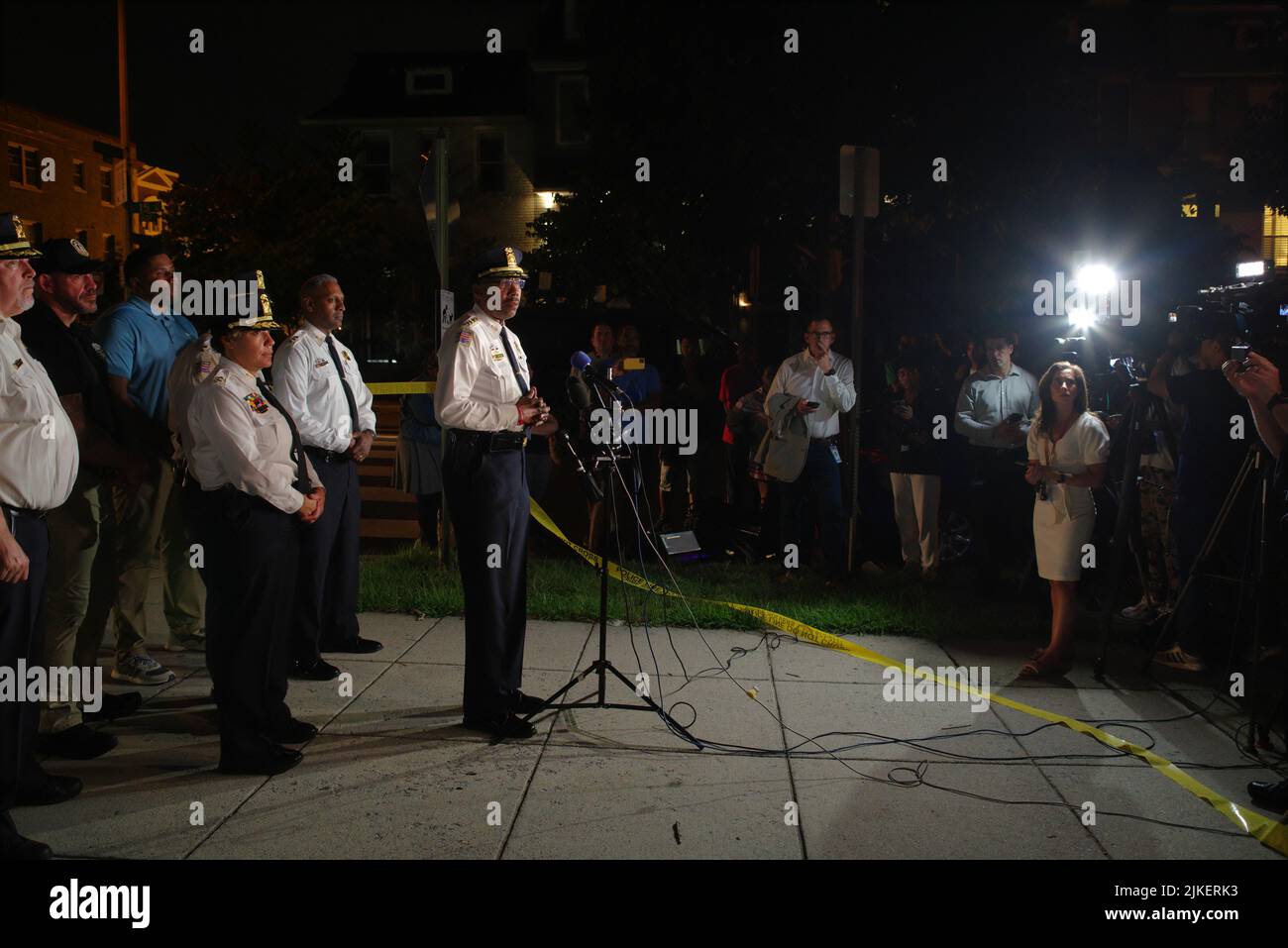 Washington, DC, 01 ago 2022, DC Metropolitan Police Chief Robert J. Contee III si rivolge ai mezzi di informazione sulla scia di un tiro di massa nel quartiere di Kingman Park che ha lasciato un morto e sei feriti. Credit: Philip Yabut/Alamy Live News Foto Stock