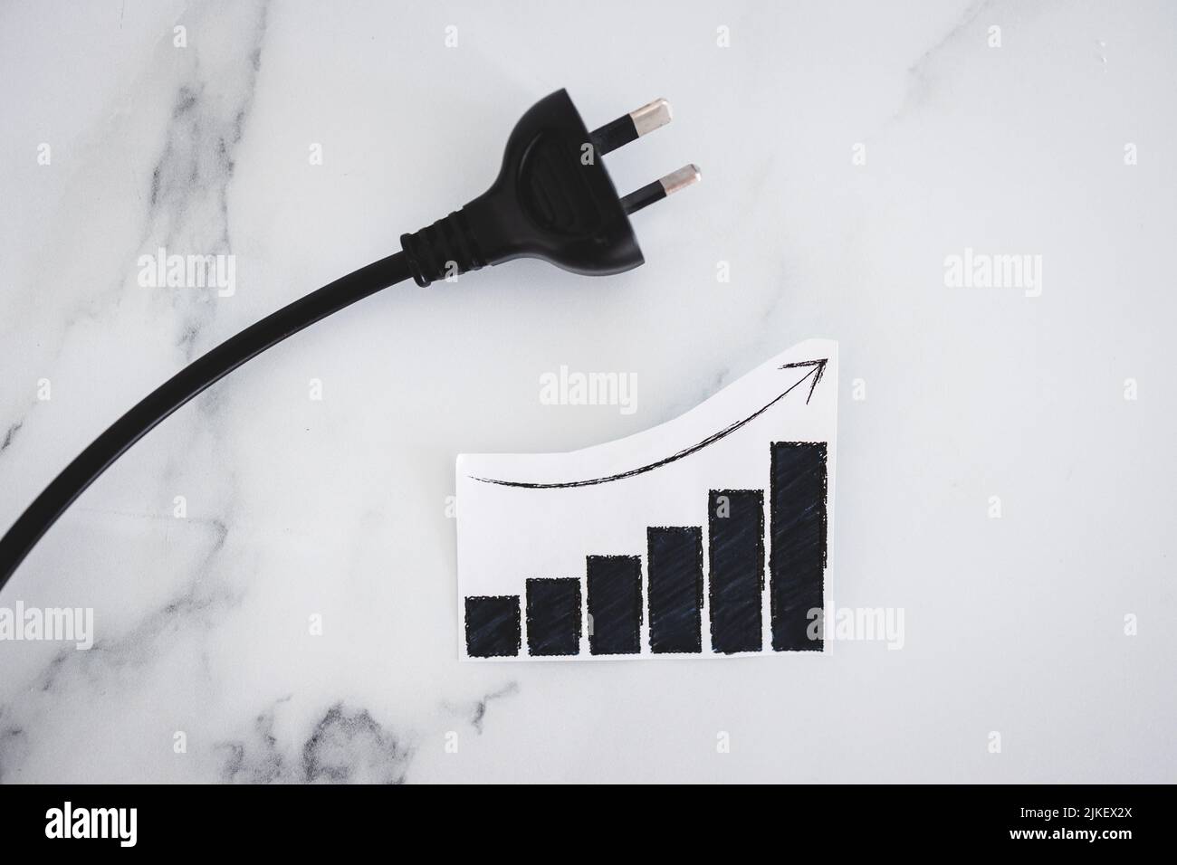 i costi dell'elettricità saliscono, immagine concettuale con plug nxt per il grafico delle statistiche che mostra i prezzi salendo Foto Stock