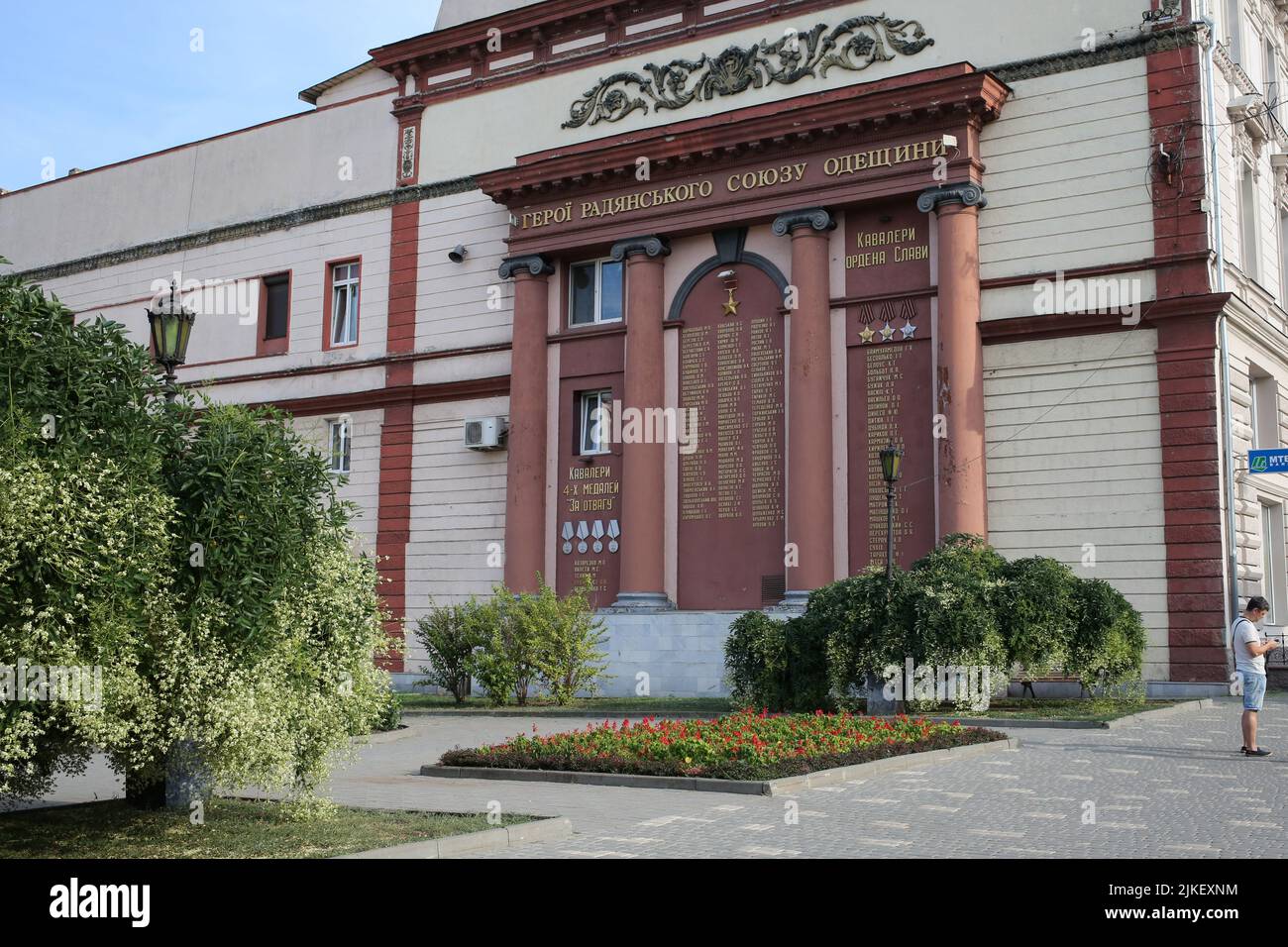 Odessa, Ucraina. 31st luglio 2022. Un uomo è visto in piedi vicino al ''Muro di Eroi''?omplex della regione di Odessa. (Credit Image: © Viacheslav Onyshchenko/SOPA Images via ZUMA Press Wire) Foto Stock