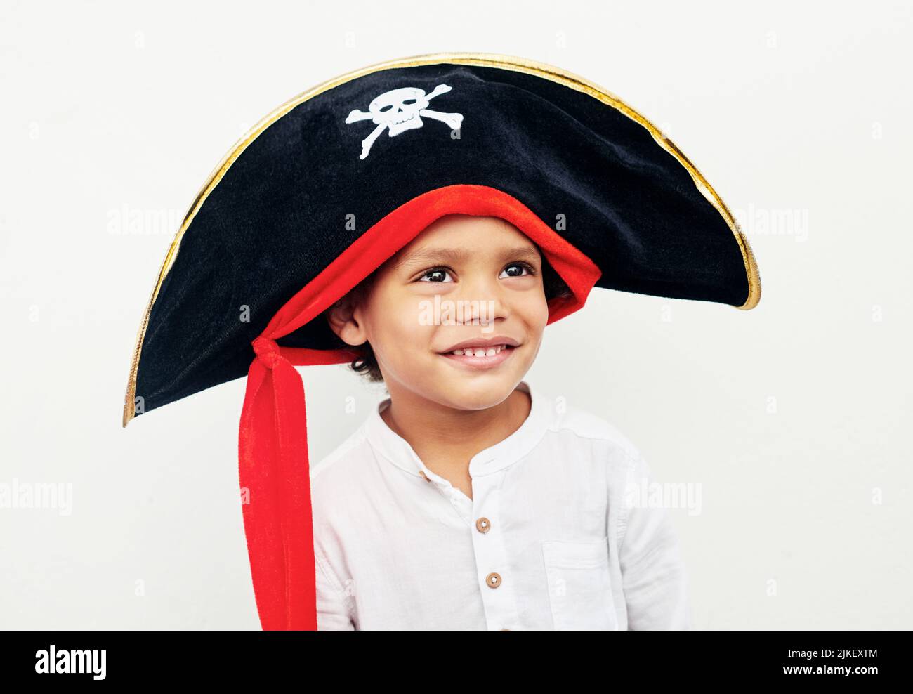 Anche i pirati possono sorridere. Un ragazzino che indossa un cappello  pirata su uno sfondo bianco Foto stock - Alamy