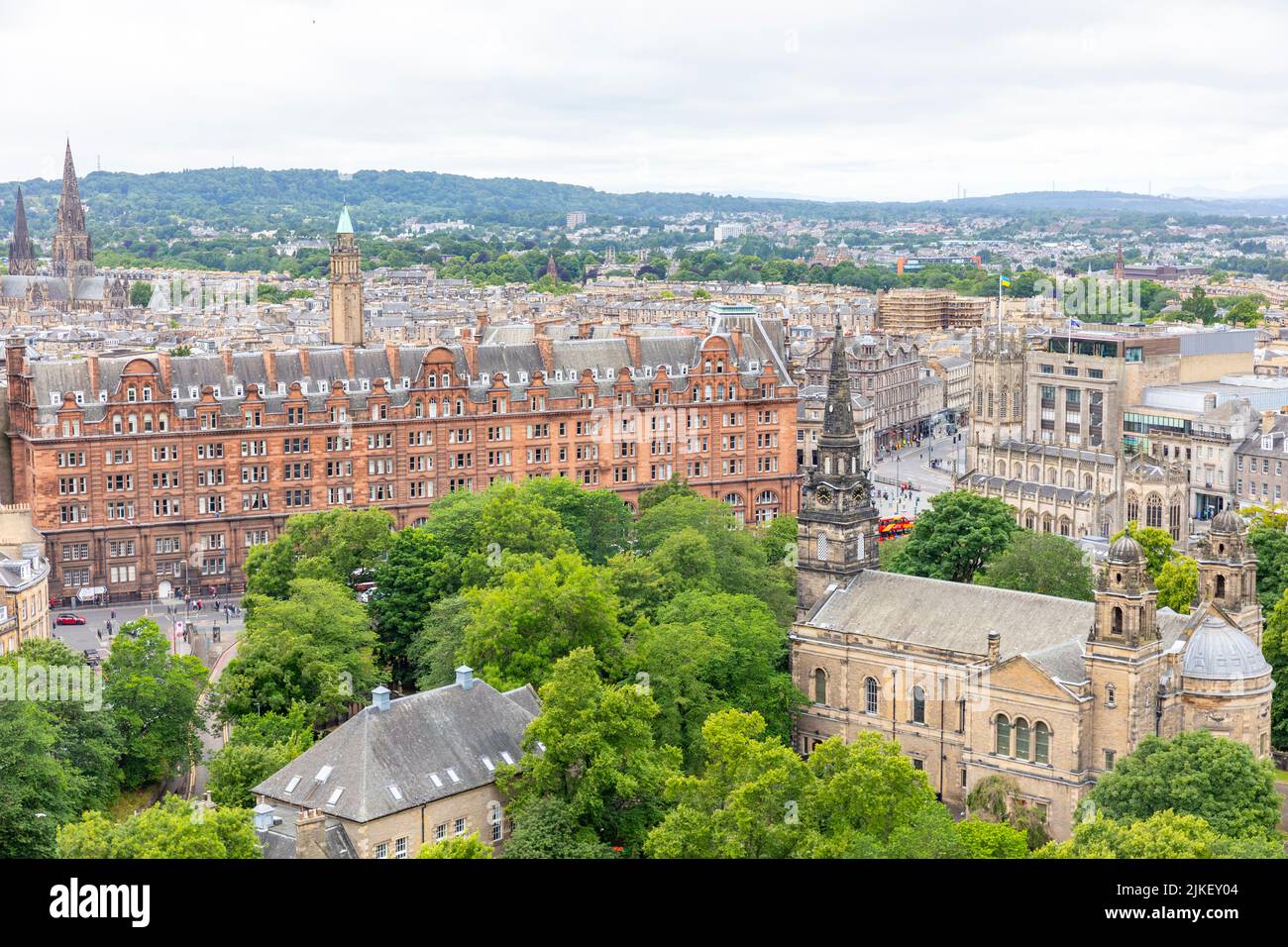 Vista dal Castello di Edimburgo al West End, l'hotel caledonian, la cattedrale di st Marks e la chiesa di St Cuthberts, Scozia nell'estate 2022 Foto Stock