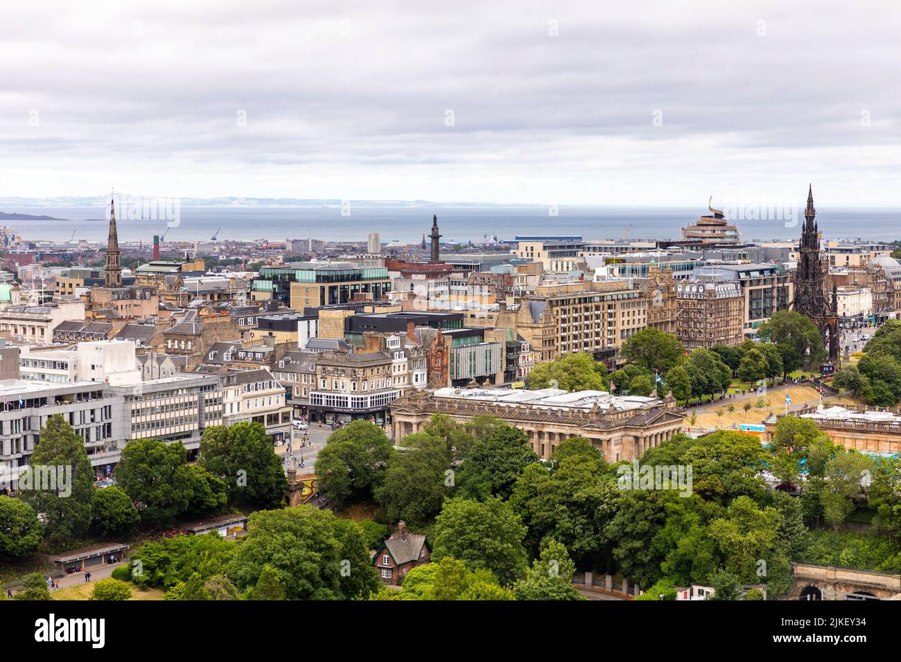 Skyline di Edimburgo e paesaggio urbano, guardando a NE dal Castello di Edimburgo sulla National Gallery, il Monumento Scott e il nastro hotel, Scozia, Regno Unito, luglio 2022 Foto Stock