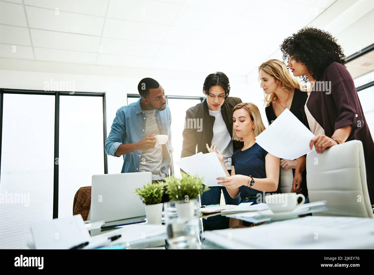 Lavoro di squadra, gruppo di discussione e riunione di colleghi di marketing pianificazione, brainstorming o discutere di idee. Team creativo con cui collabora Foto Stock