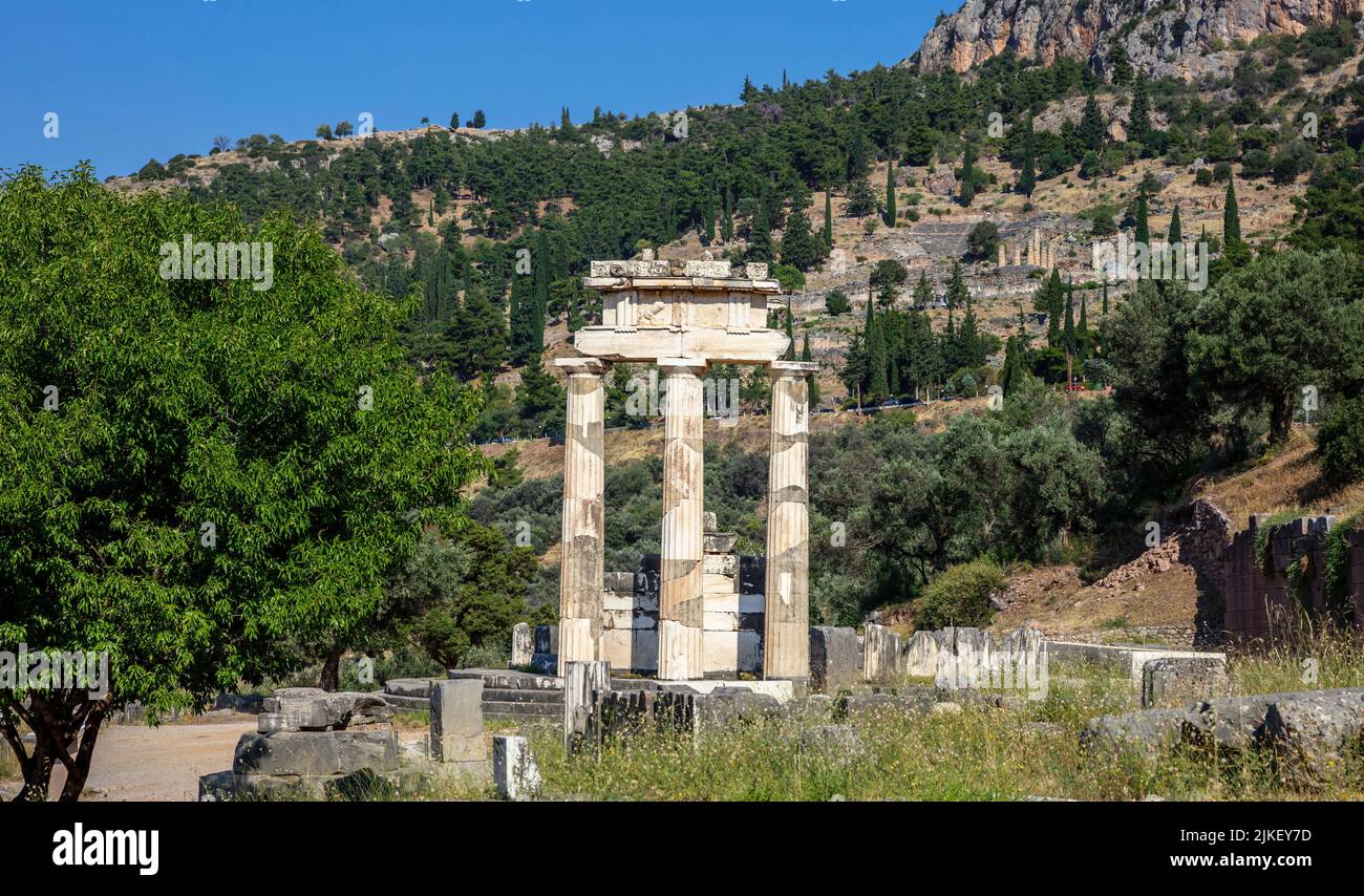 Delfi Grecia, Sito Archeologico. Antico tempio greco pietra e colonne rovine, cielo blu sfondo Foto Stock
