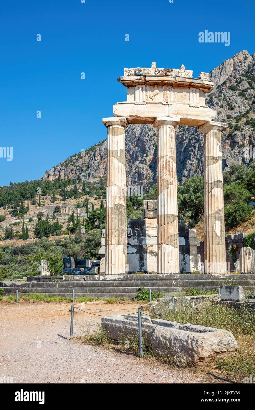 Delfi Grecia, Sito Archeologico. Antico tempio greco pietra e colonne rovine, cielo blu sfondo Foto Stock