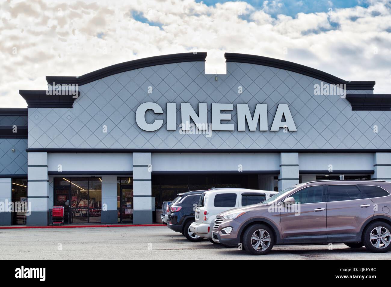 Houston, Texas USA 11-12-2021: Esterno del complesso cinematografico e parcheggio nel centro commerciale North Oaks, Houston, Texas. Foto Stock