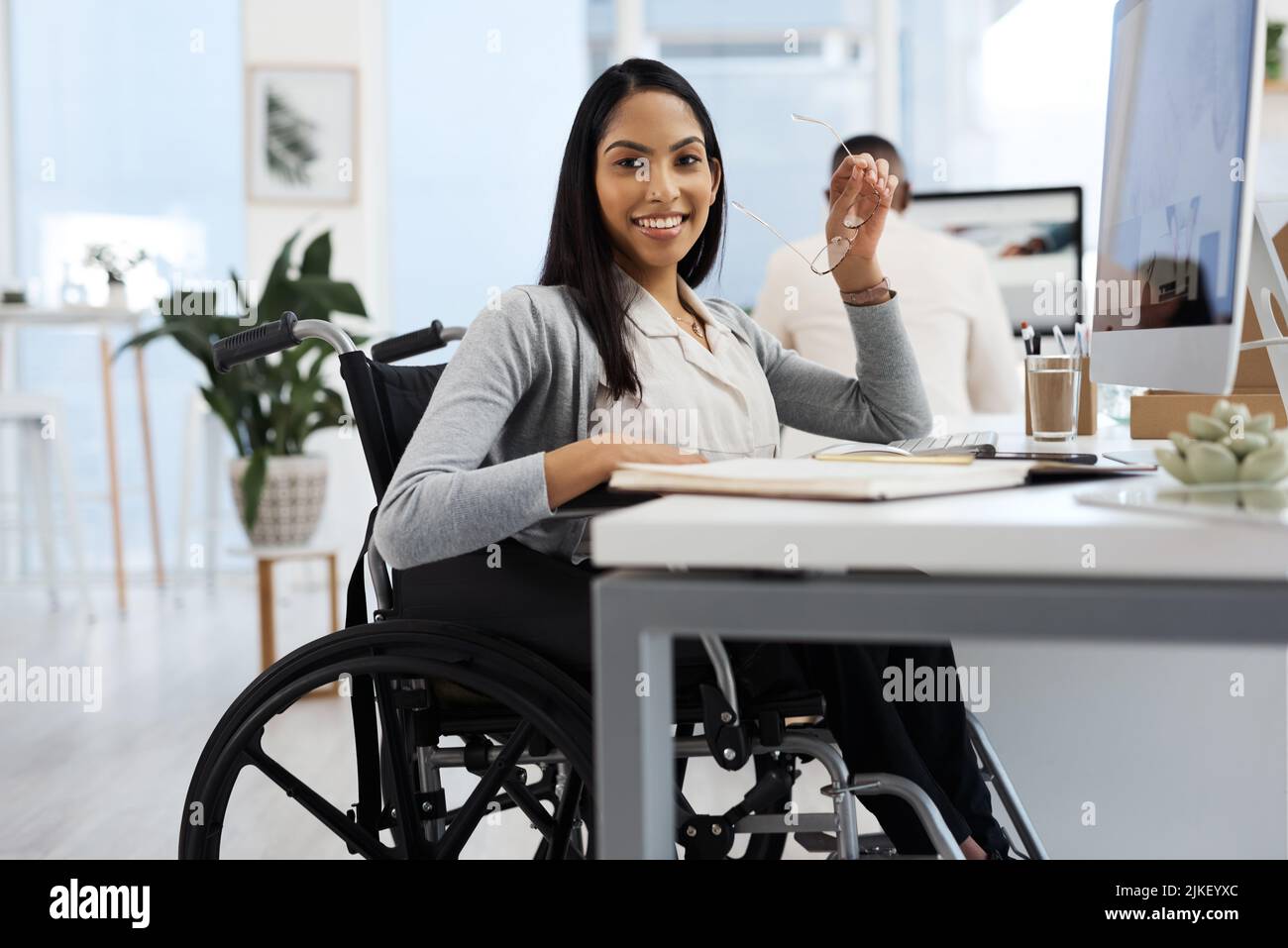 Il mio 9 a 5 mi dà un senso di struttura e scopo. Ritratto corto di una giovane donna d'affari attraente che lavora alla sua scrivania in ufficio. Foto Stock