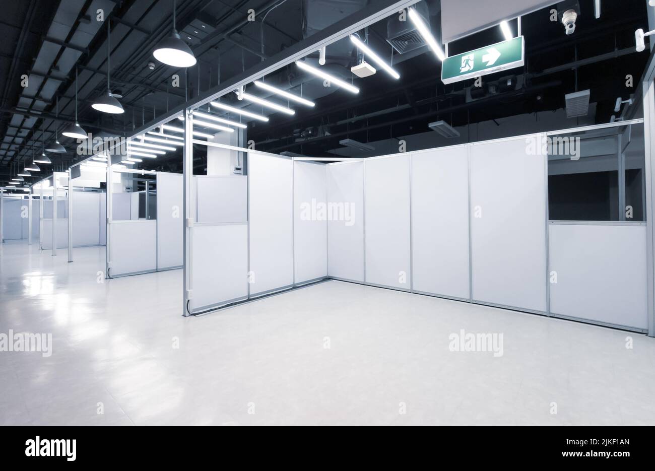 Interni della fiera con cabina vuota all'interno del padiglione della fiera commerciale. Foto Stock